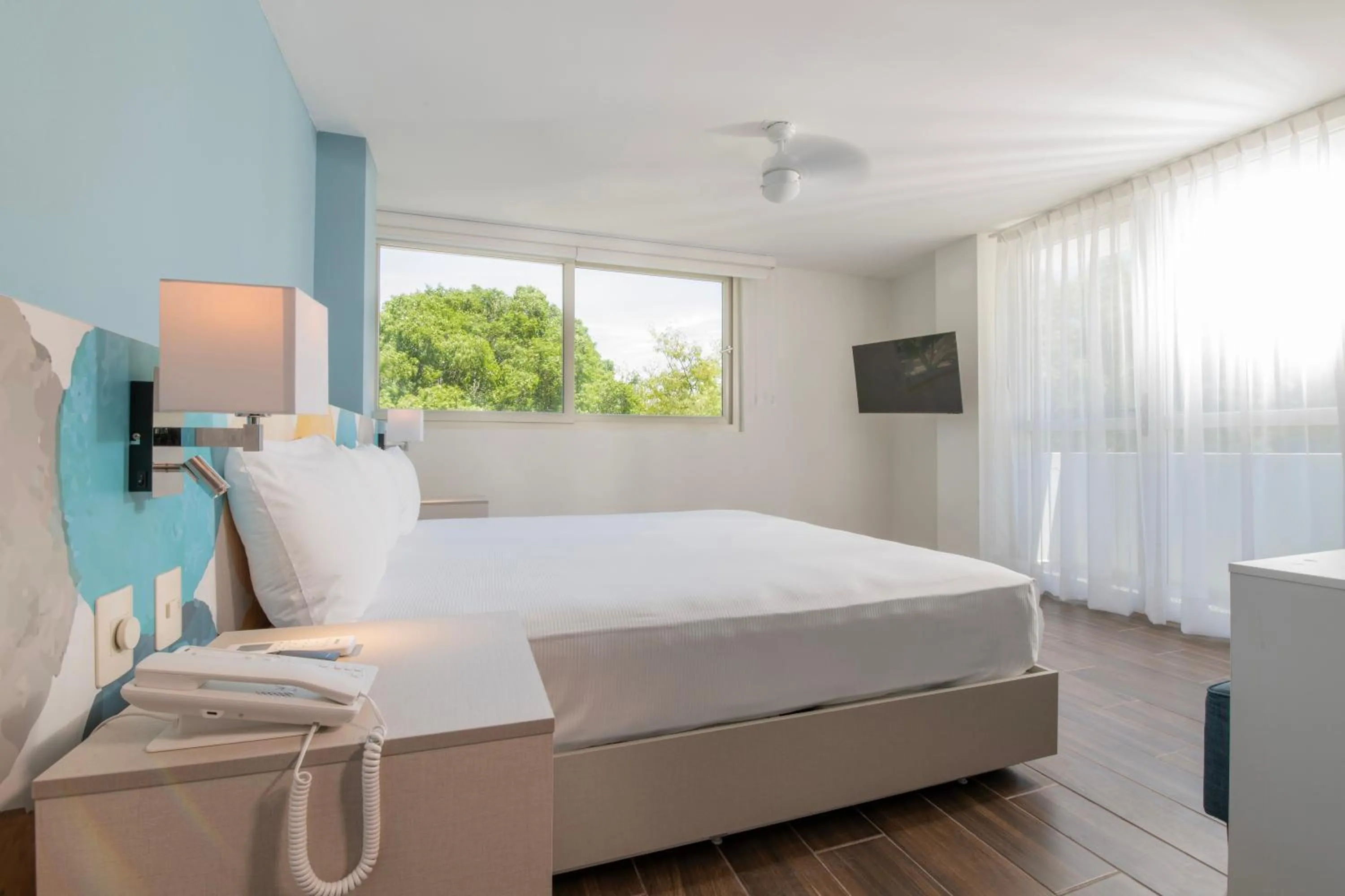 Photo of the whole room, Bed in Vista Express Guadalajara Expo SureStay Collection by BW