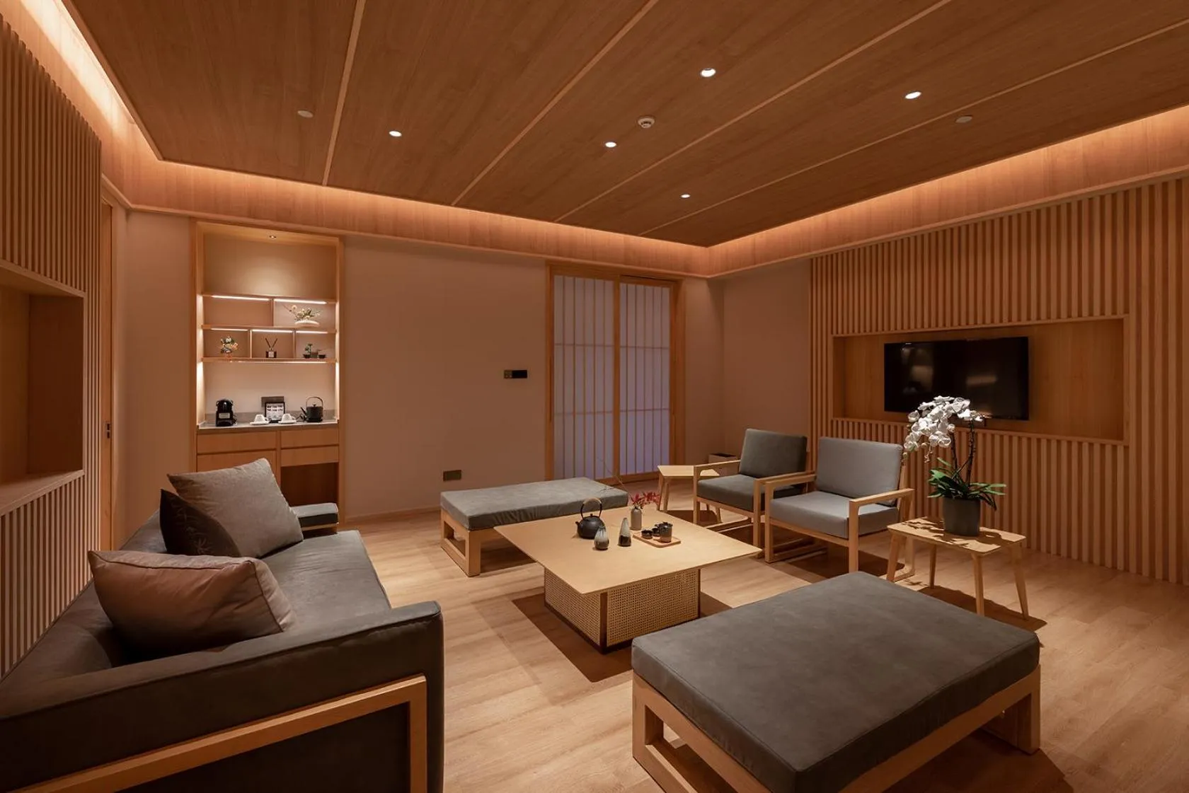 Hyakumangoku Onsen Hotel