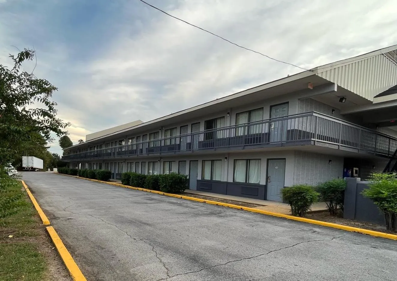 Parking in Hallmarc Inn