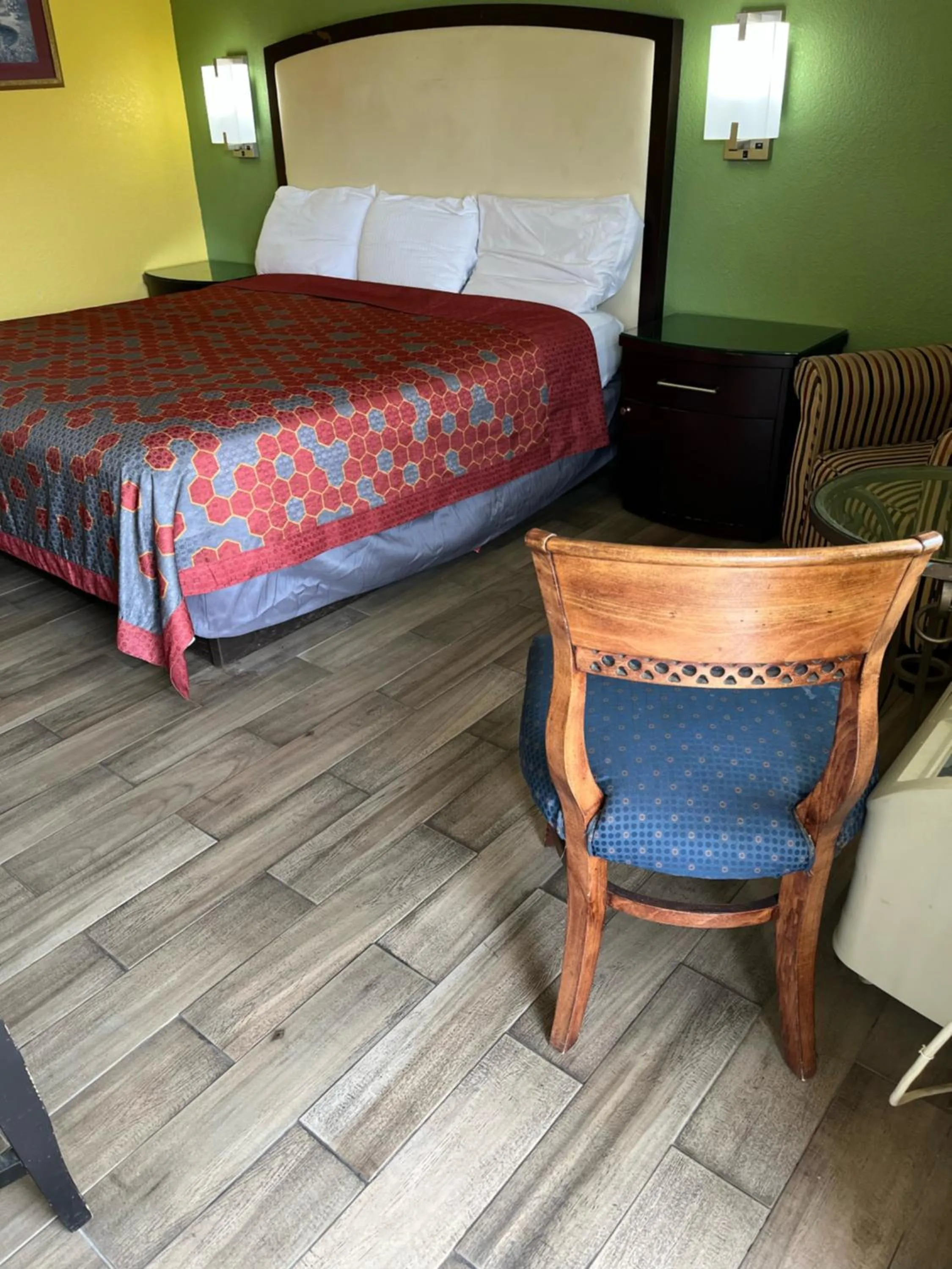 Bedroom, Bed in Hallmarc Inn