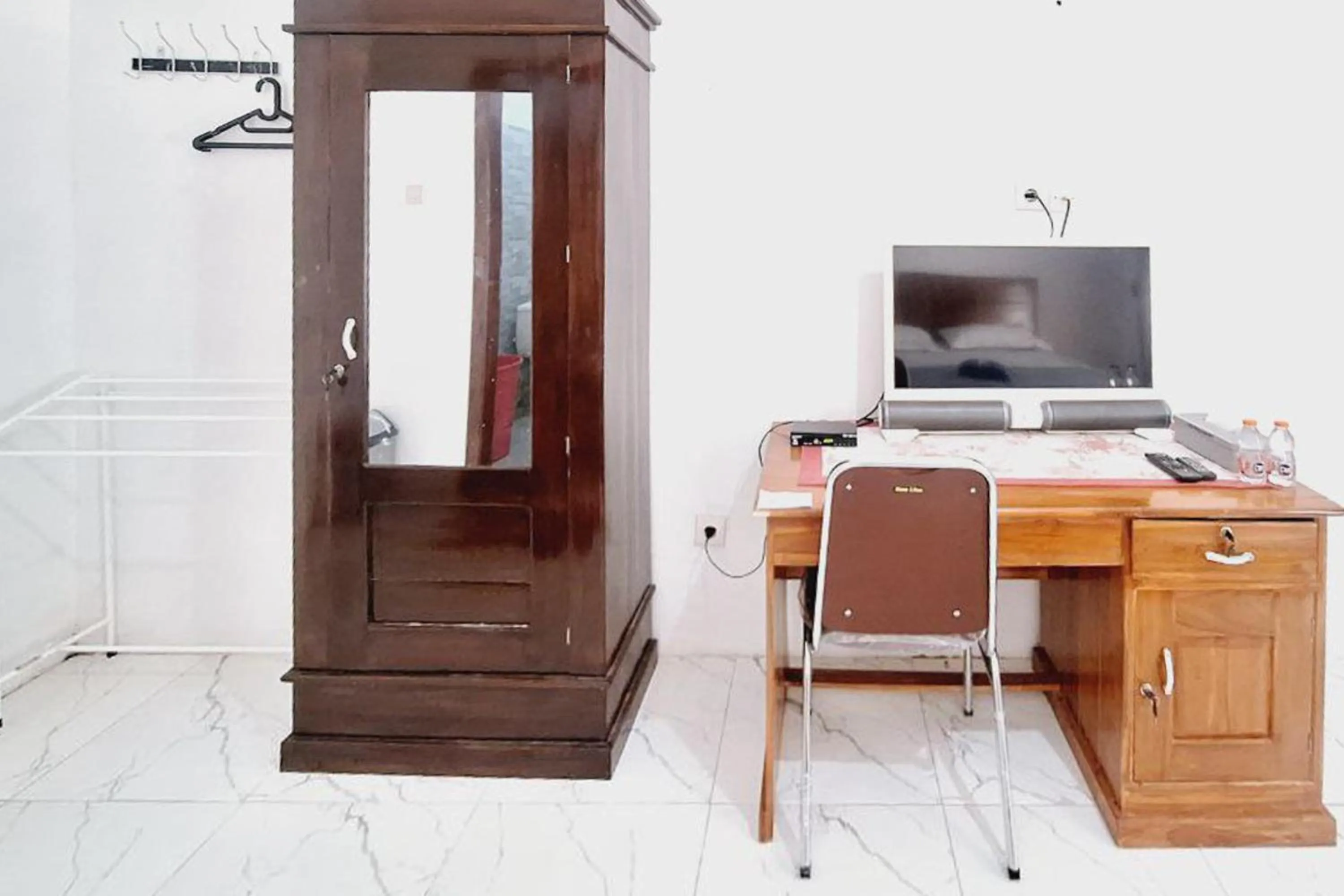 wardrobe in Ayani Guest House RedPartner