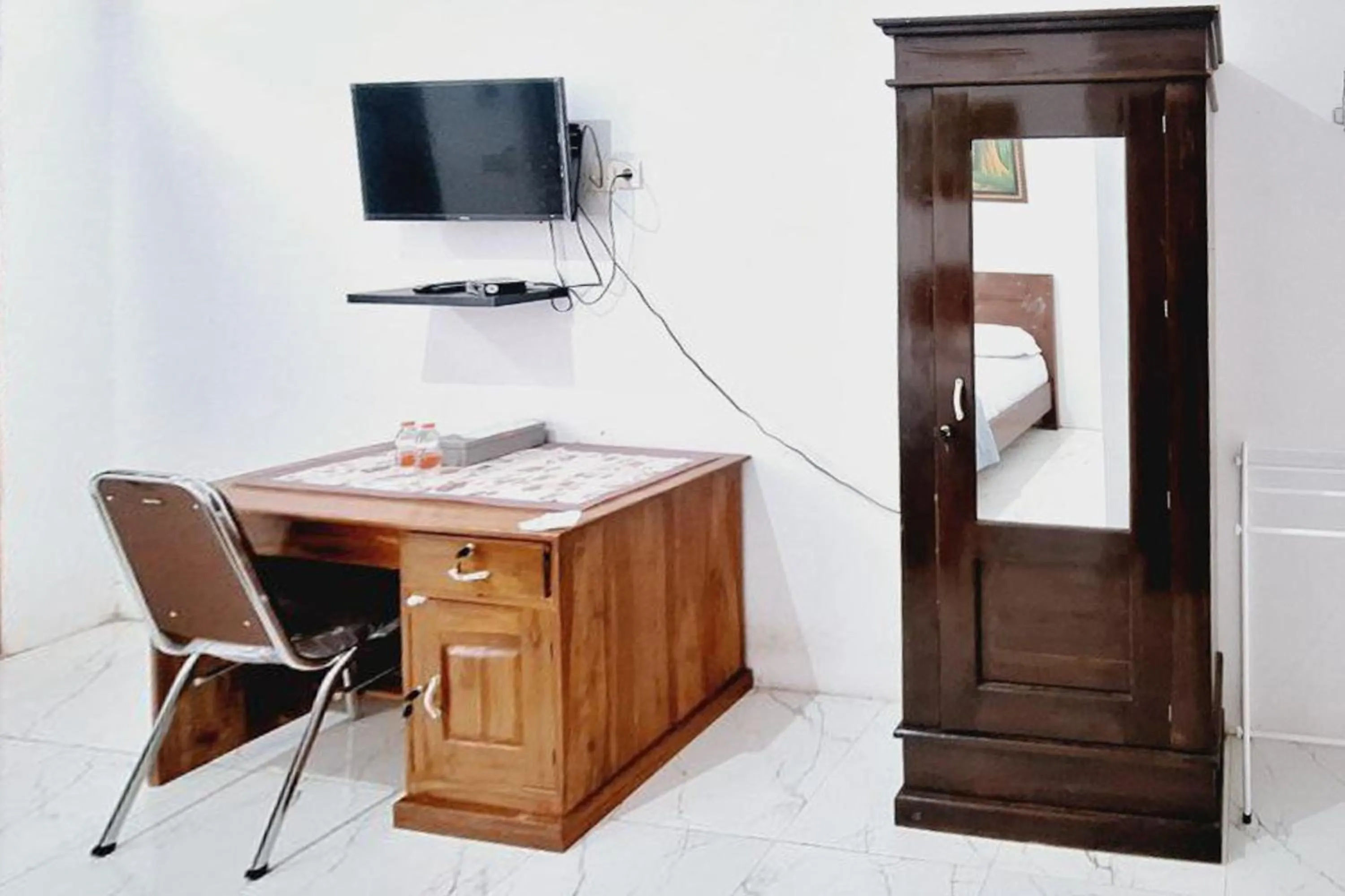 TV and multimedia, Bed in Ayani Guest House RedPartner