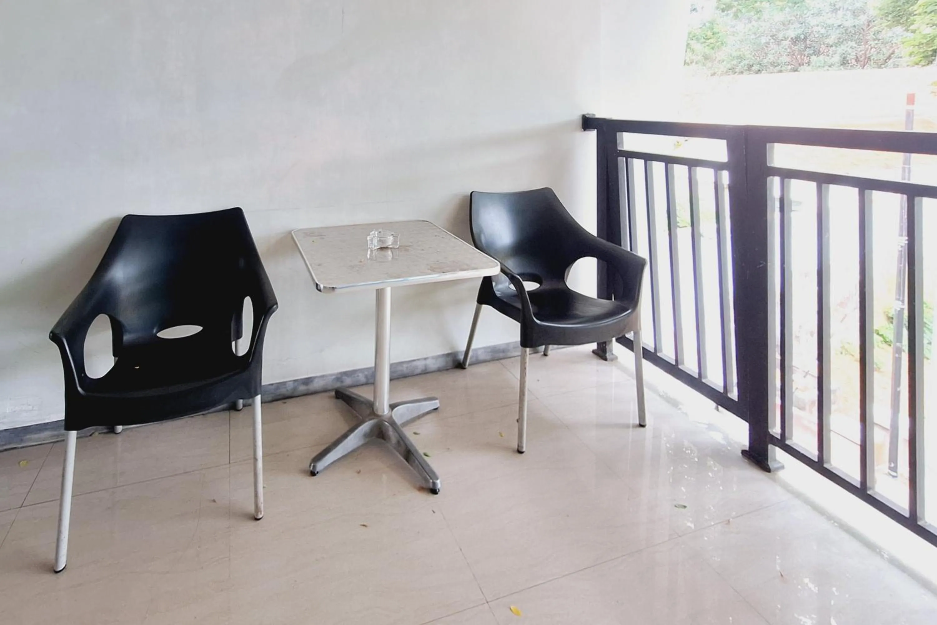 Seating area in HKP Homestay RedPartner Blitar