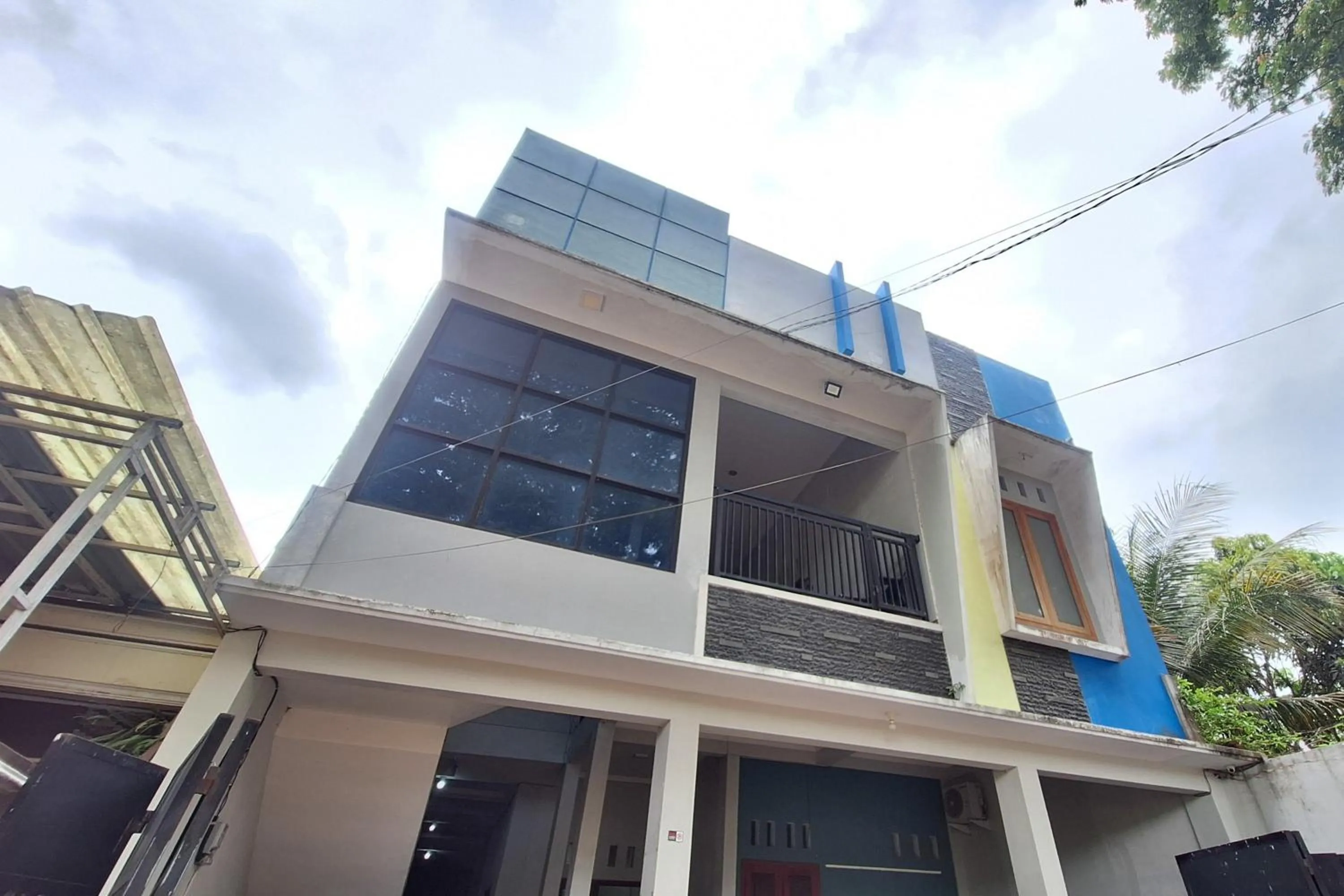 Facade/entrance in HKP Homestay RedPartner Blitar