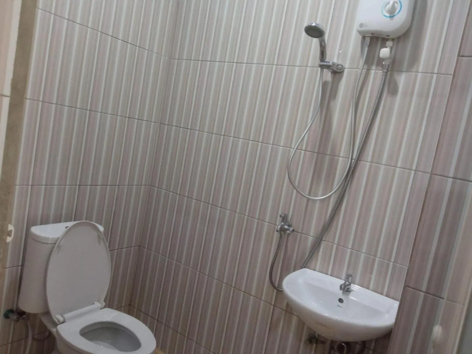 Bathroom in Hotel O Andesta Guest House SyariahNearAgrowisata Sungai Pinang Agro Nadin