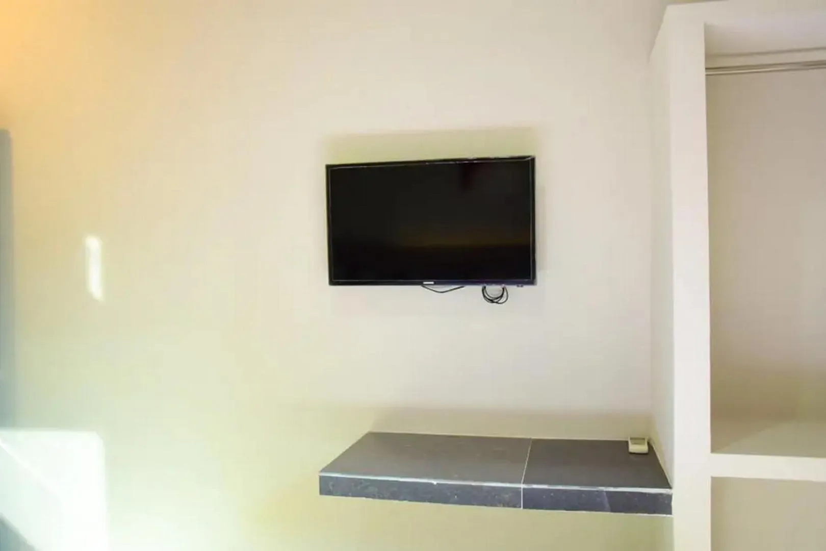 TV and multimedia in RedDoorz near Mangga Dua Square