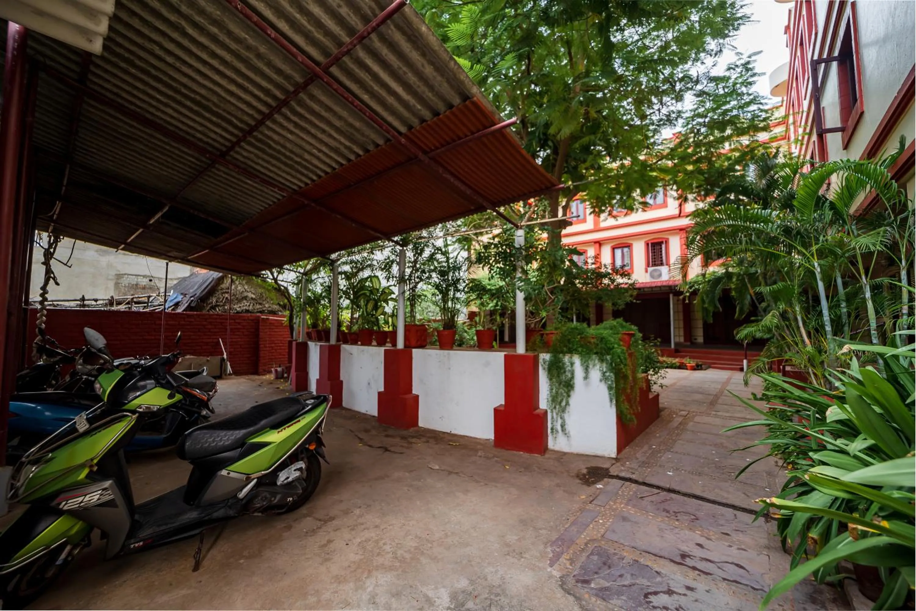 Parking in Sacar Guest House