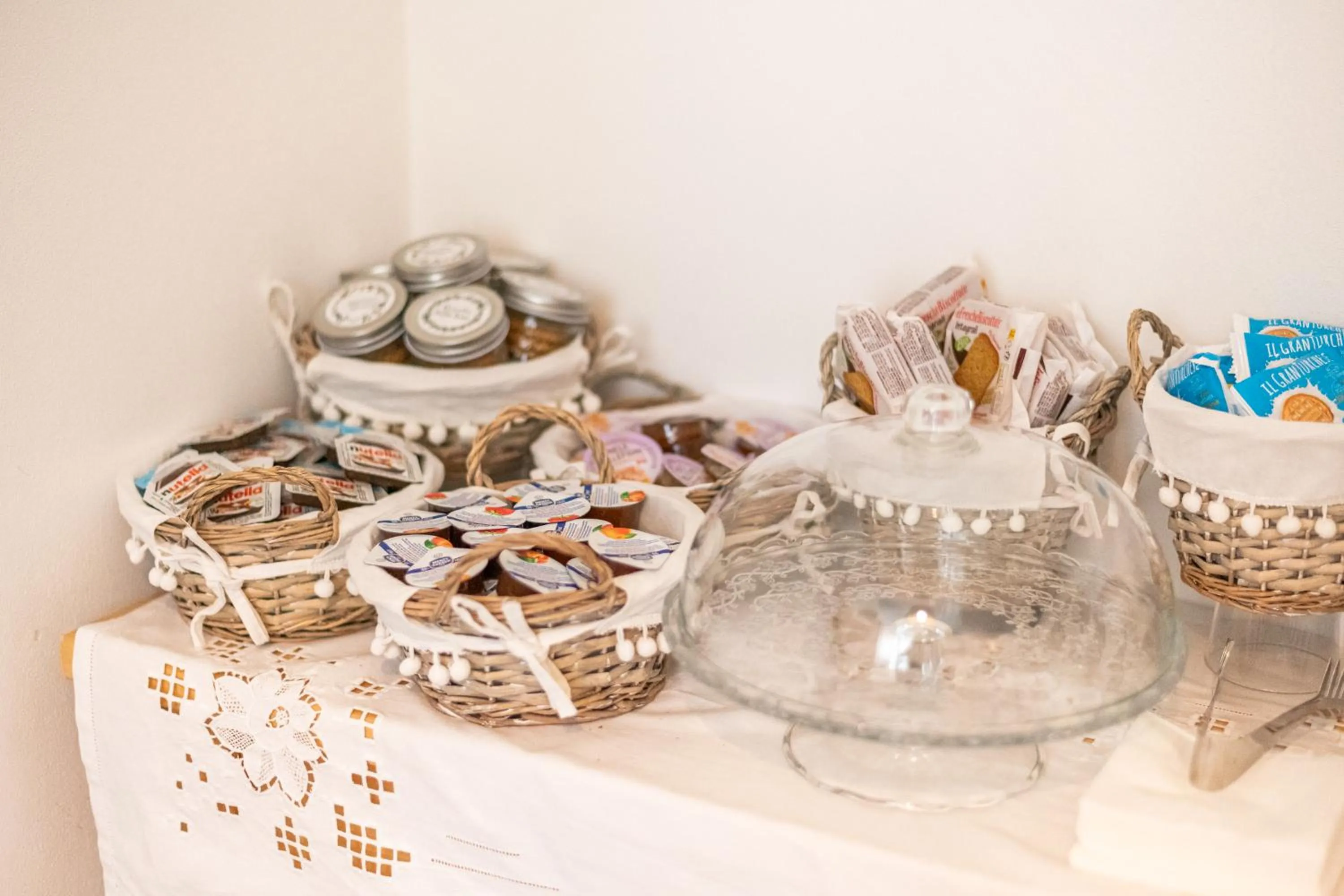 Buffet breakfast in La Vecchia Tenenza B&B