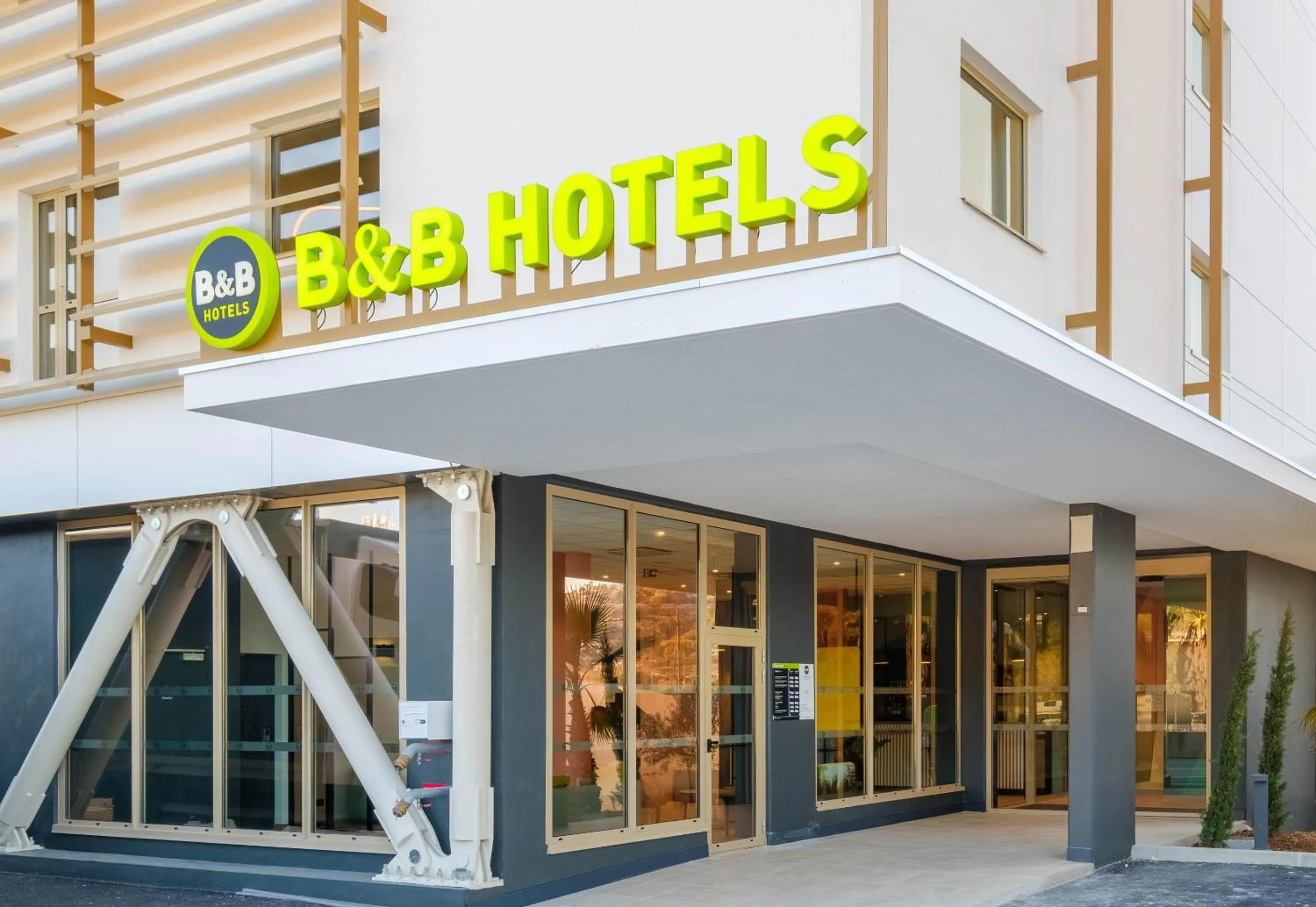 Facade/entrance in B&B HOTEL Nice Stade Riviera