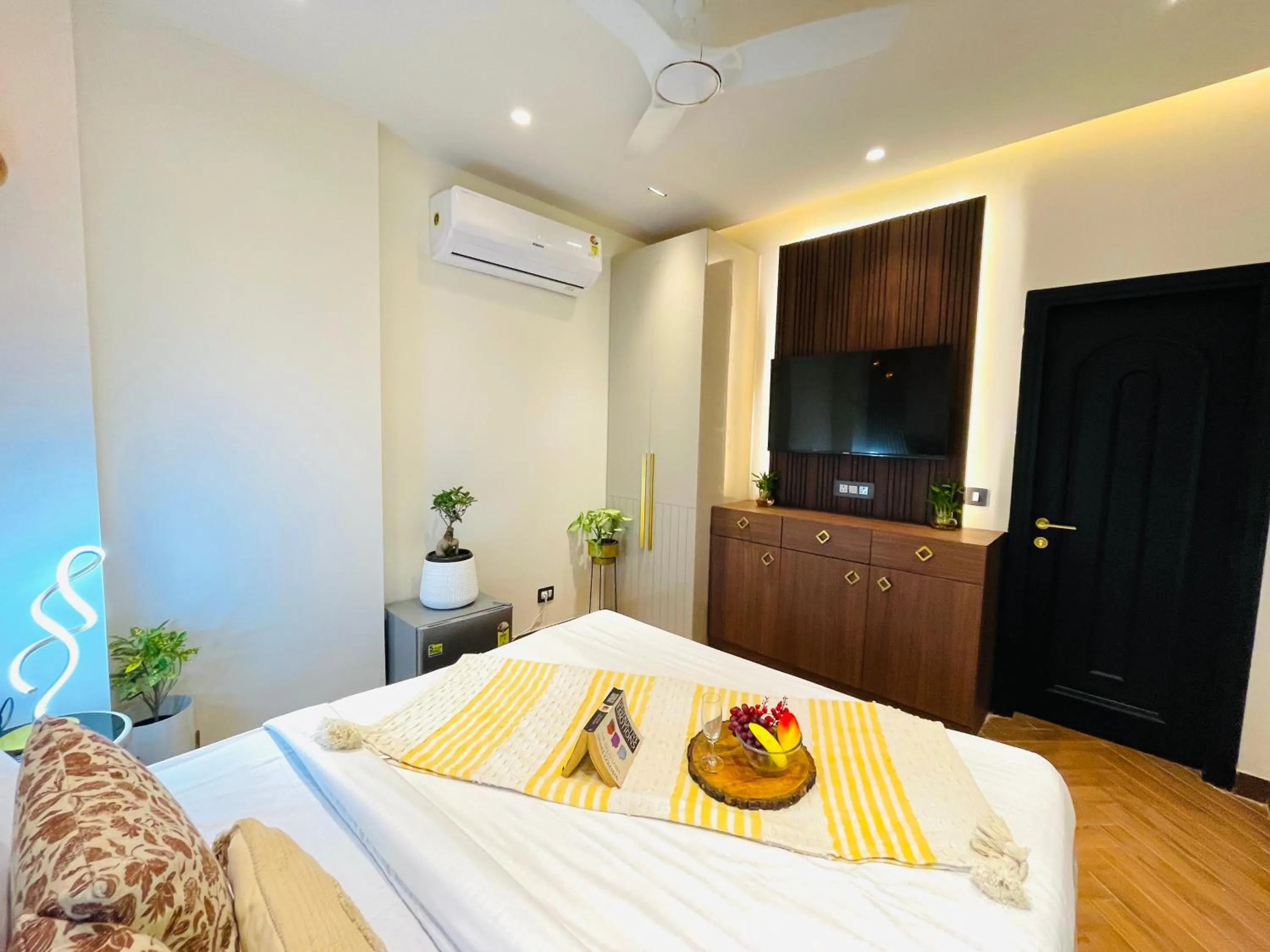 Bed in Bedchambers Stay near Select Citywalk, Saket