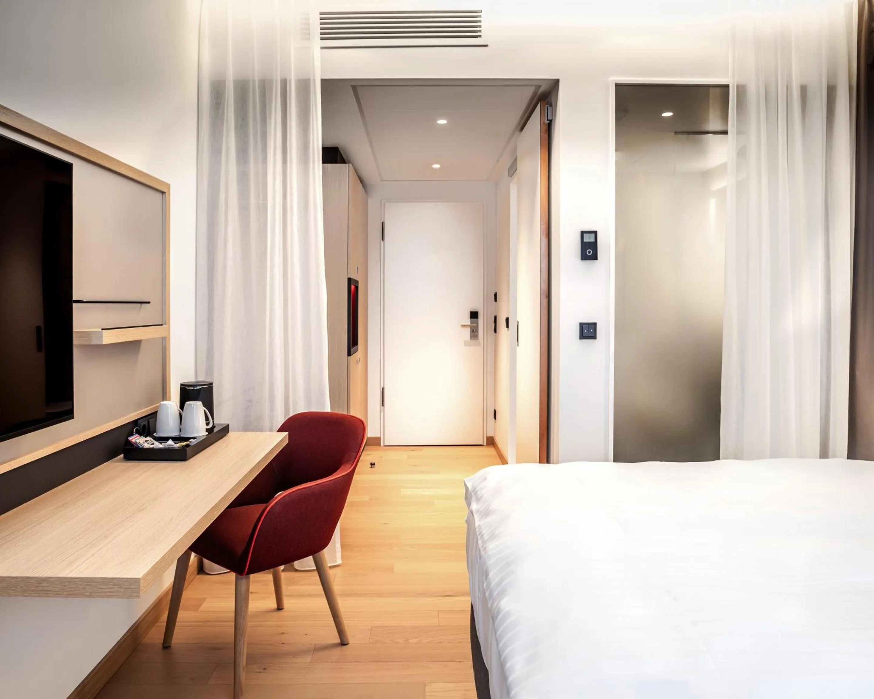 Photo of the whole room, Bed in IntercityHotel Paderborn