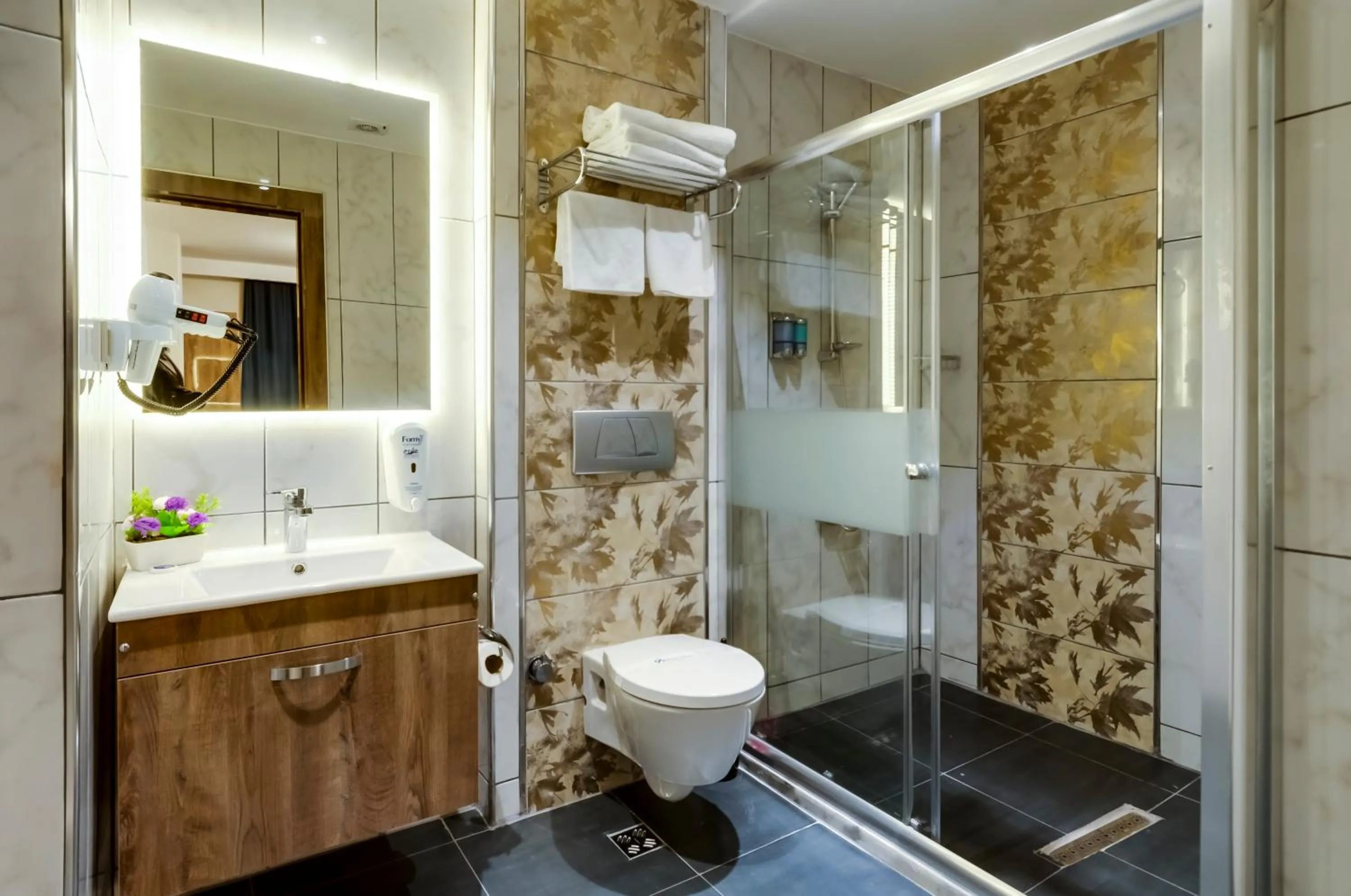 Shower in PARK YALÇIN HOTEL