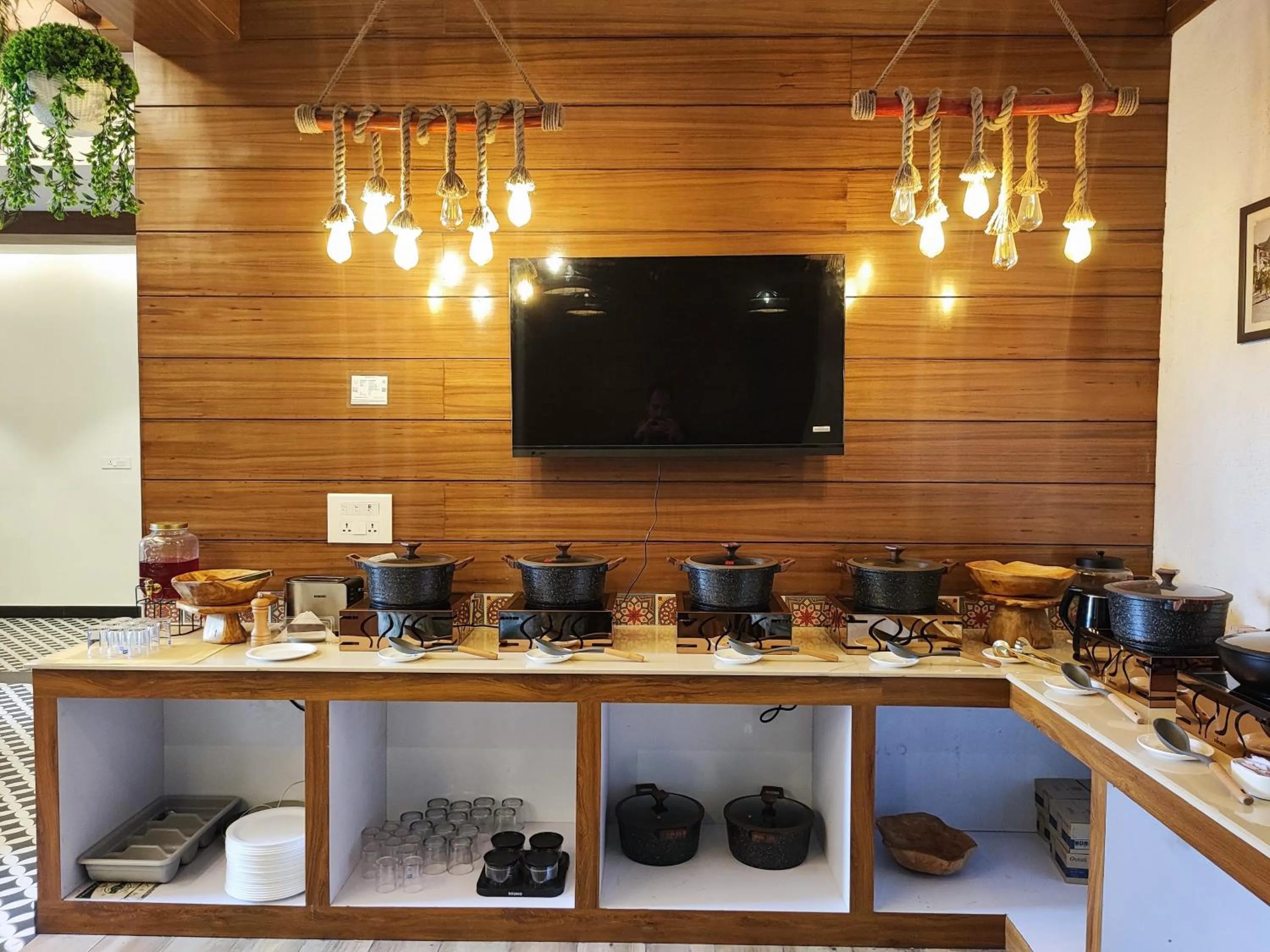 Restaurant/places to eat in Hotel North Wood