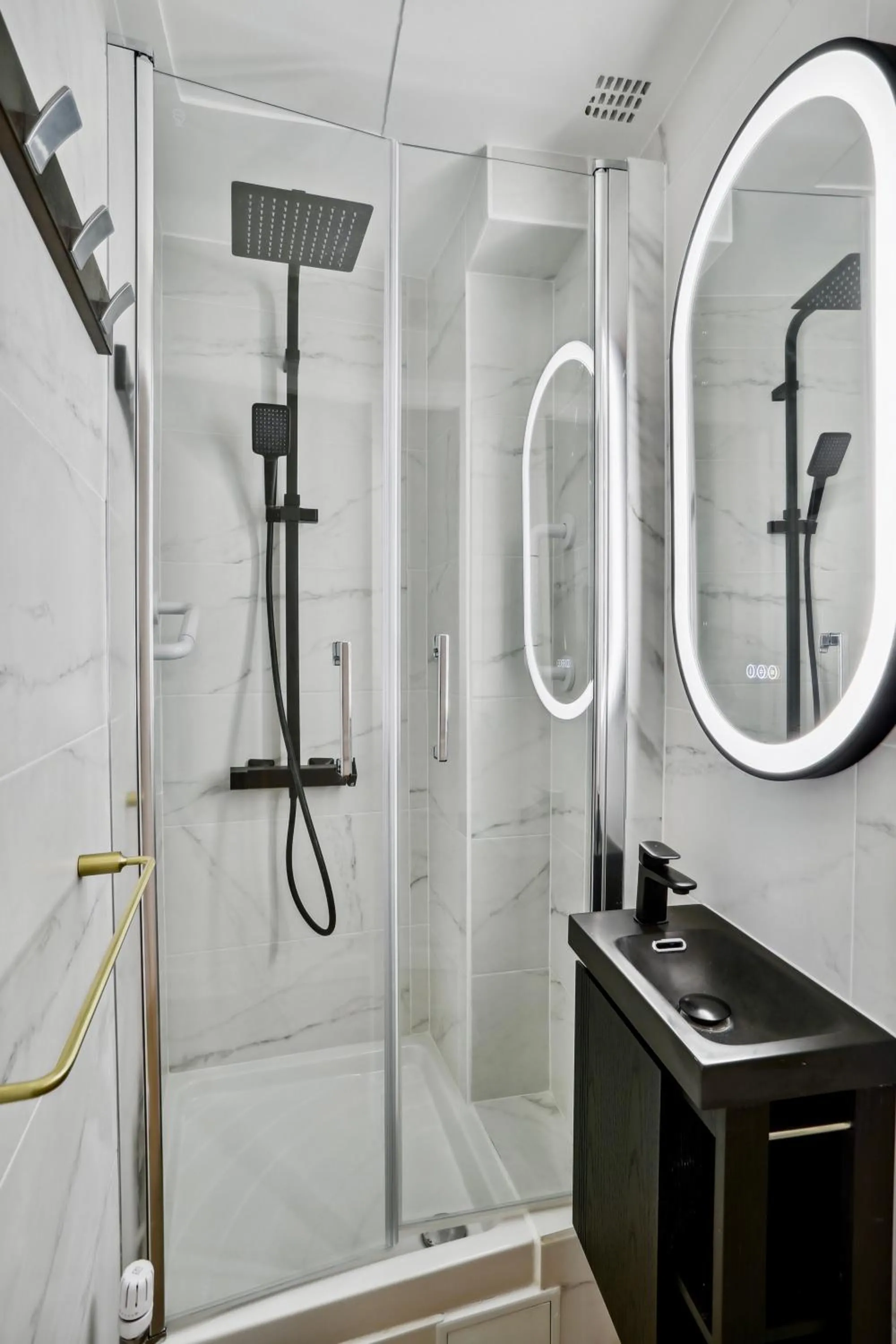 Shower in Beautiful 2BDR near the Eiffel Tower
