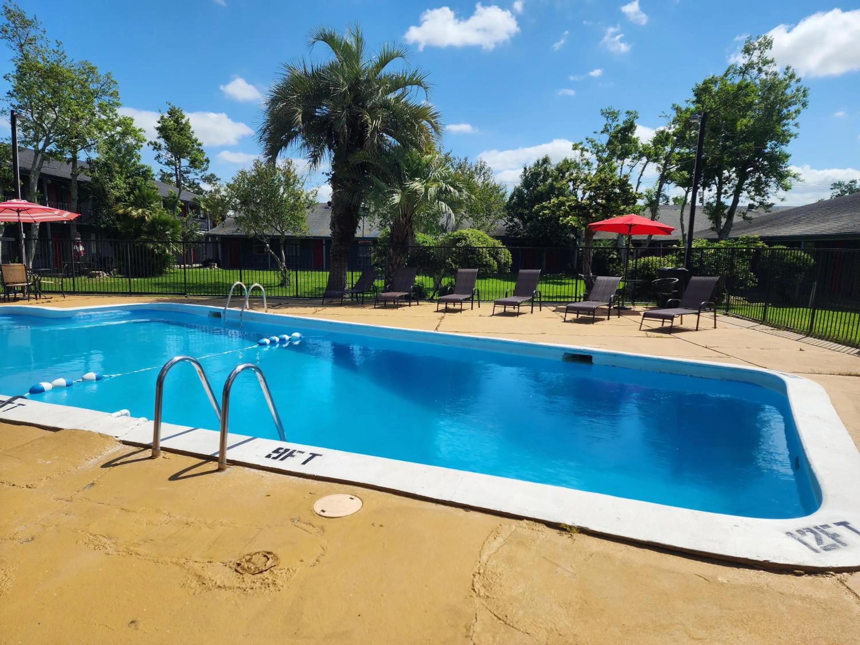Swimming pool in Red Carpet Inn - Houma
