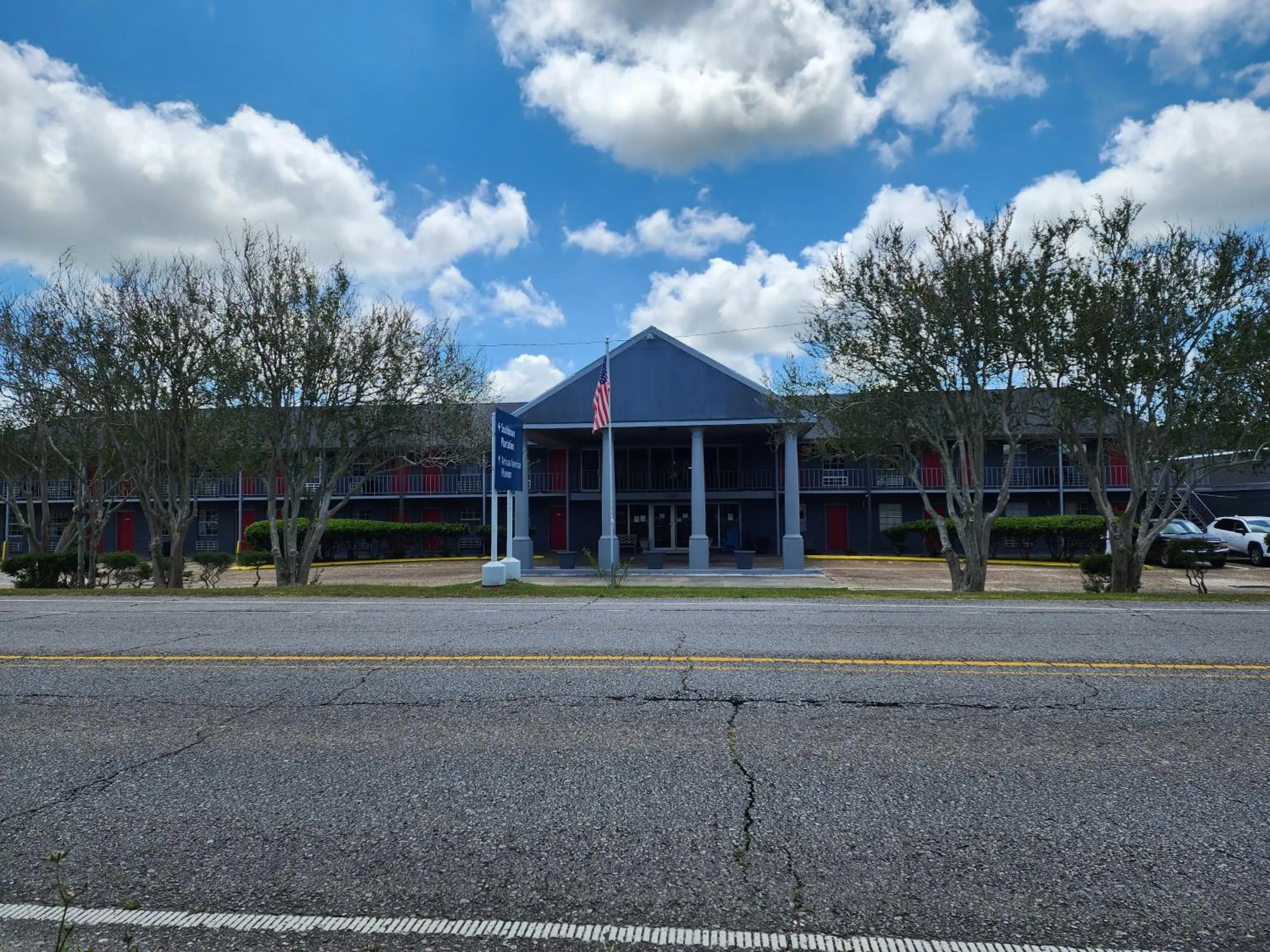 Property building in Red Carpet Inn - Houma