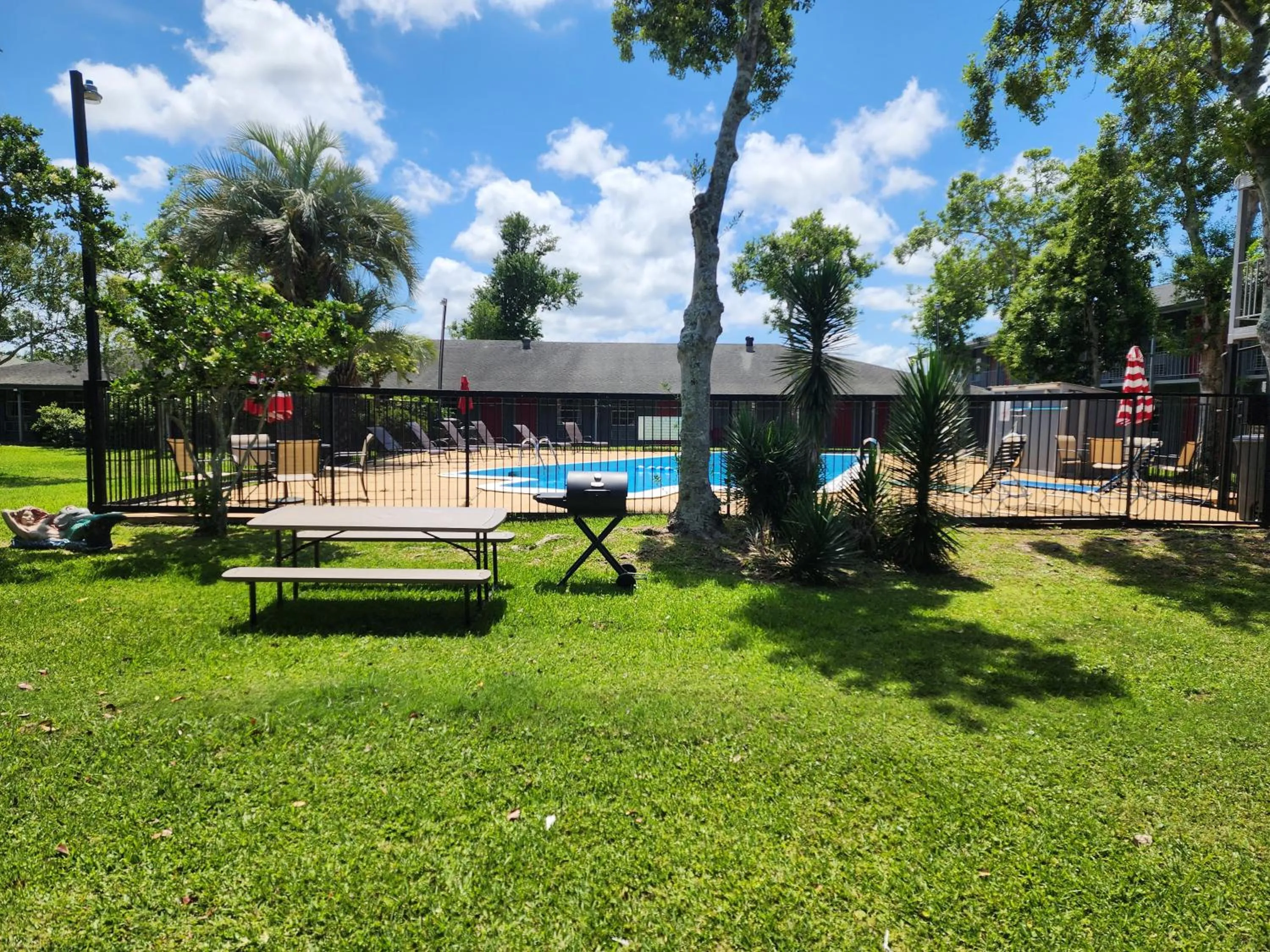 Swimming pool in Red Carpet Inn - Houma