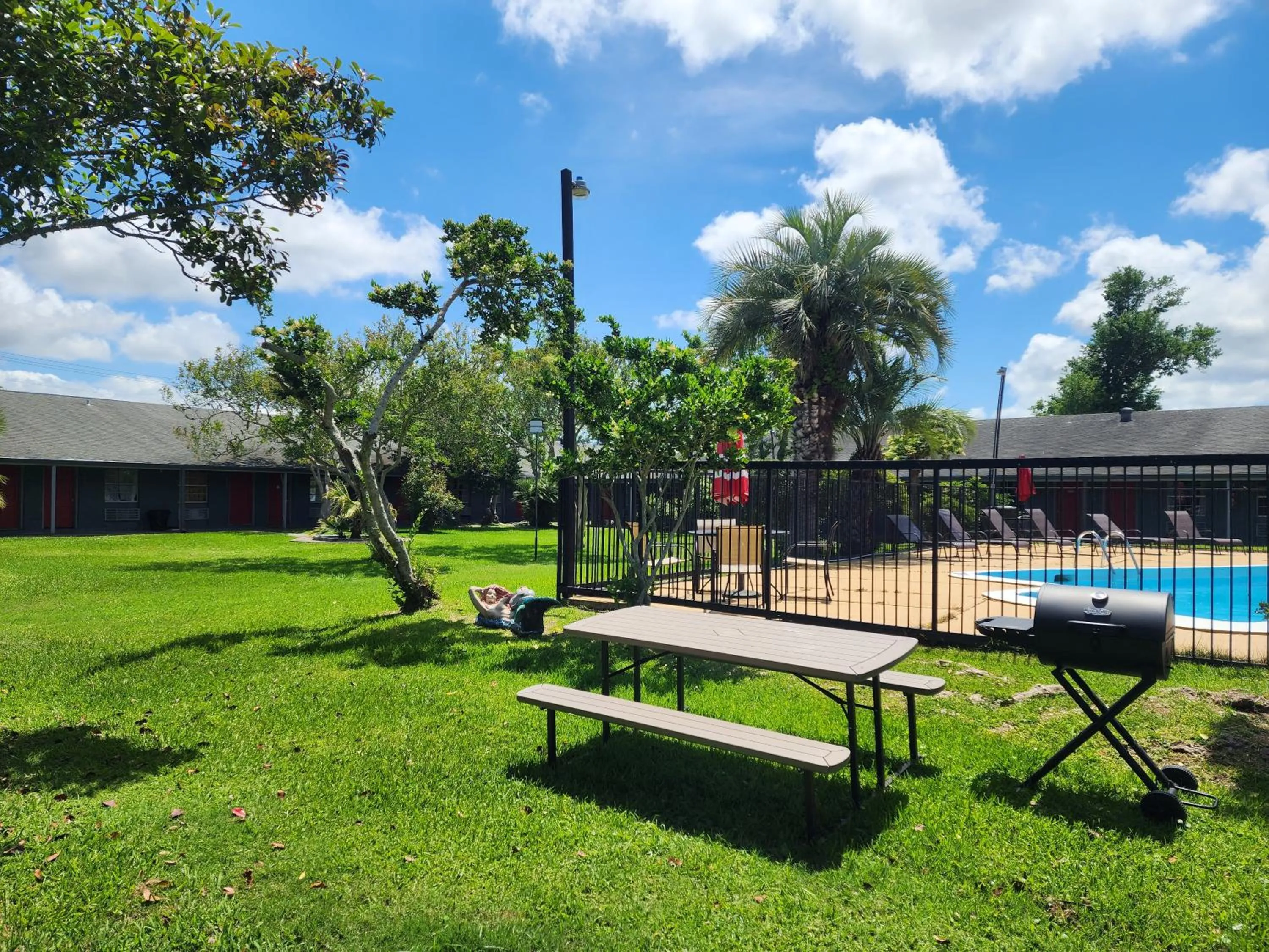 Swimming pool in Red Carpet Inn - Houma