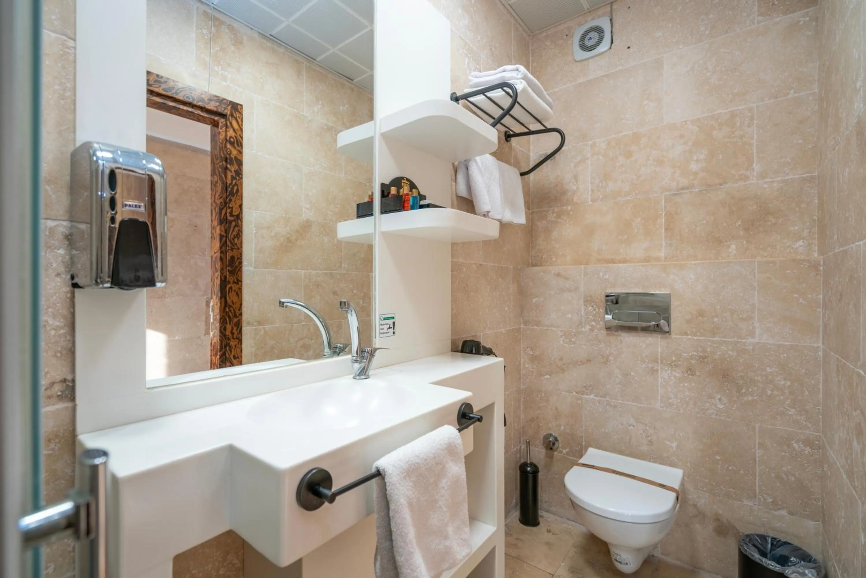 Shower in PASHA PALACE HOTEL