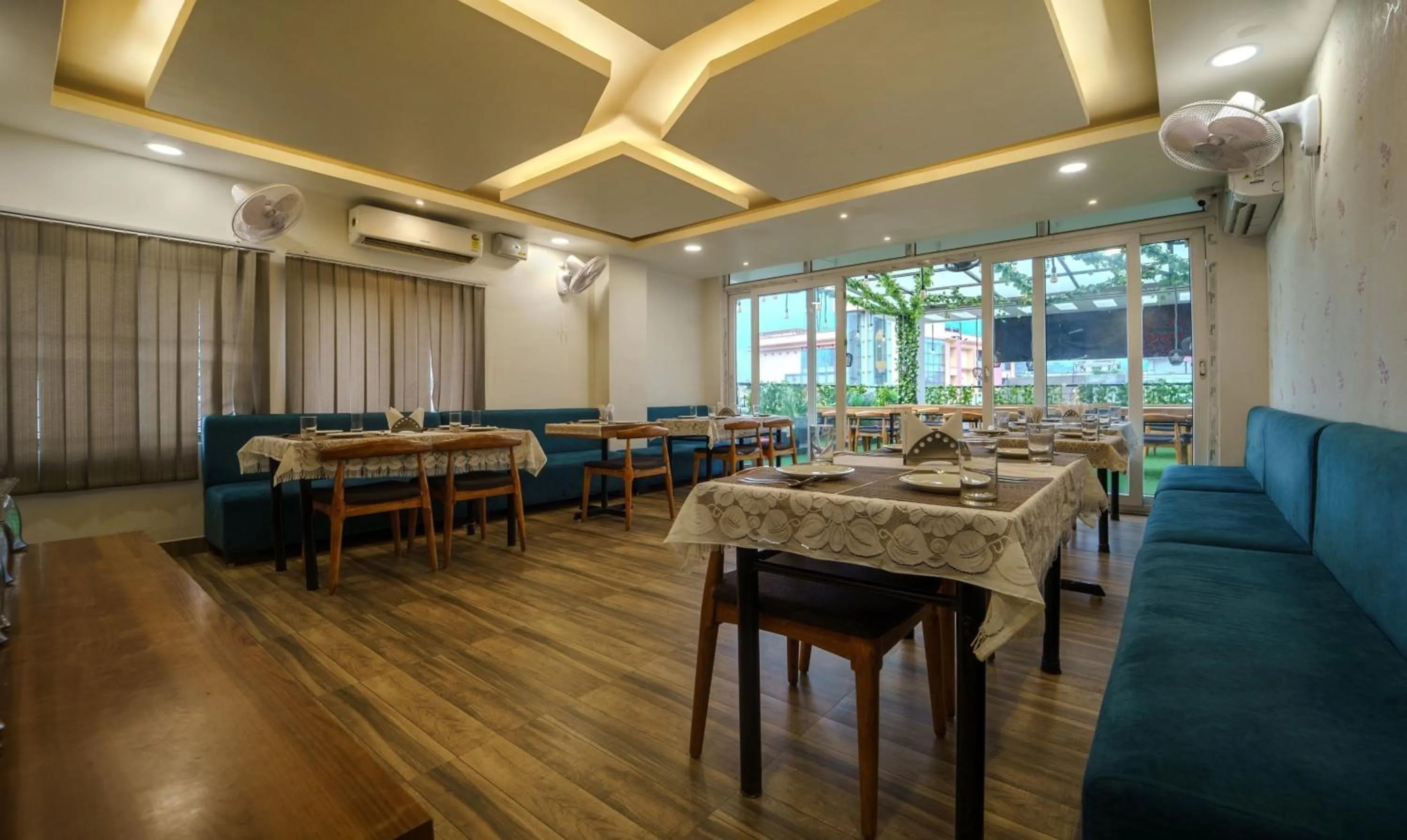 Restaurant/places to eat in Treebo Park Palace