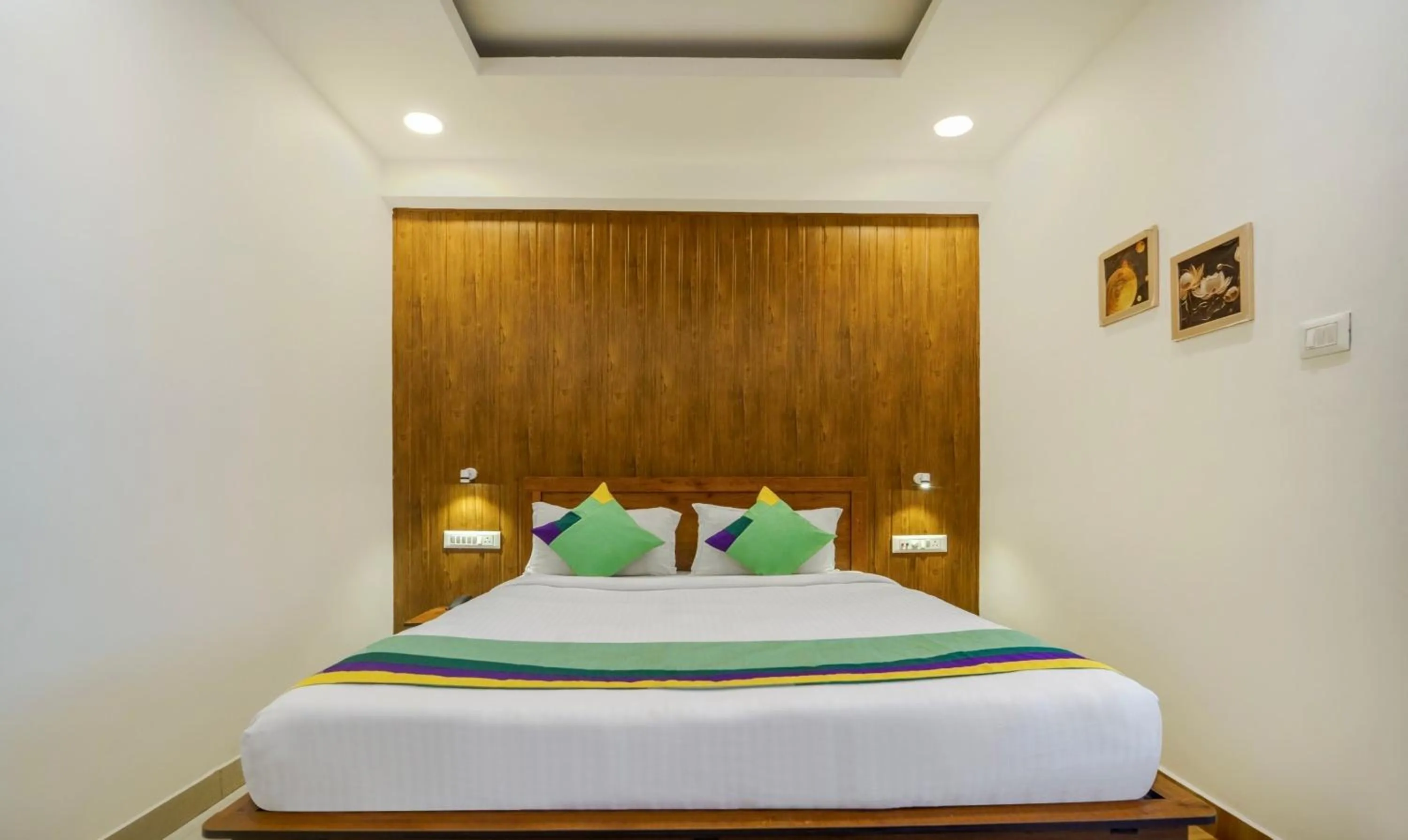 Bedroom, Bed in Treebo Park Palace