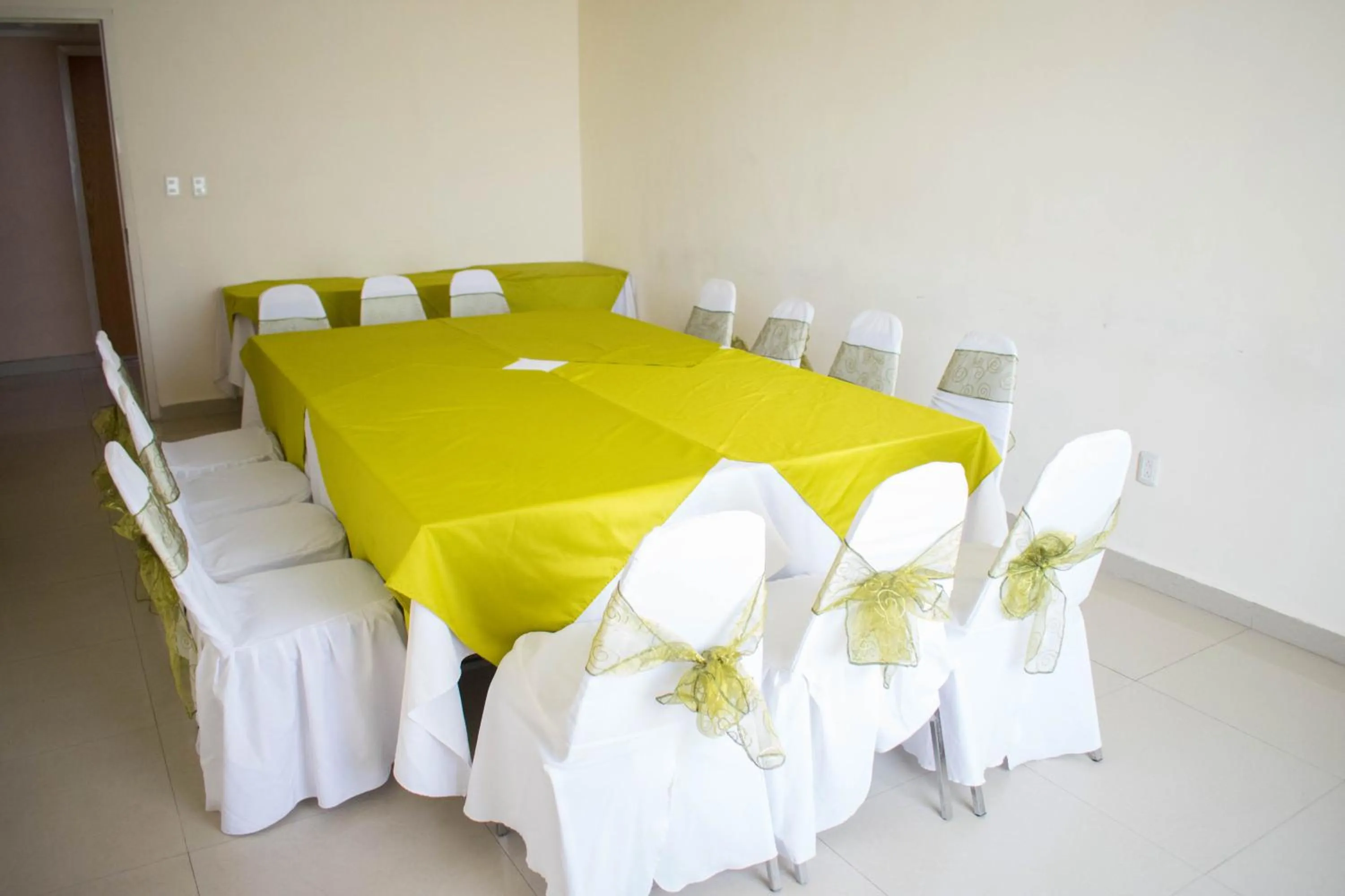 Living room, Bed in Los Herederos Hotel Piedras Negras