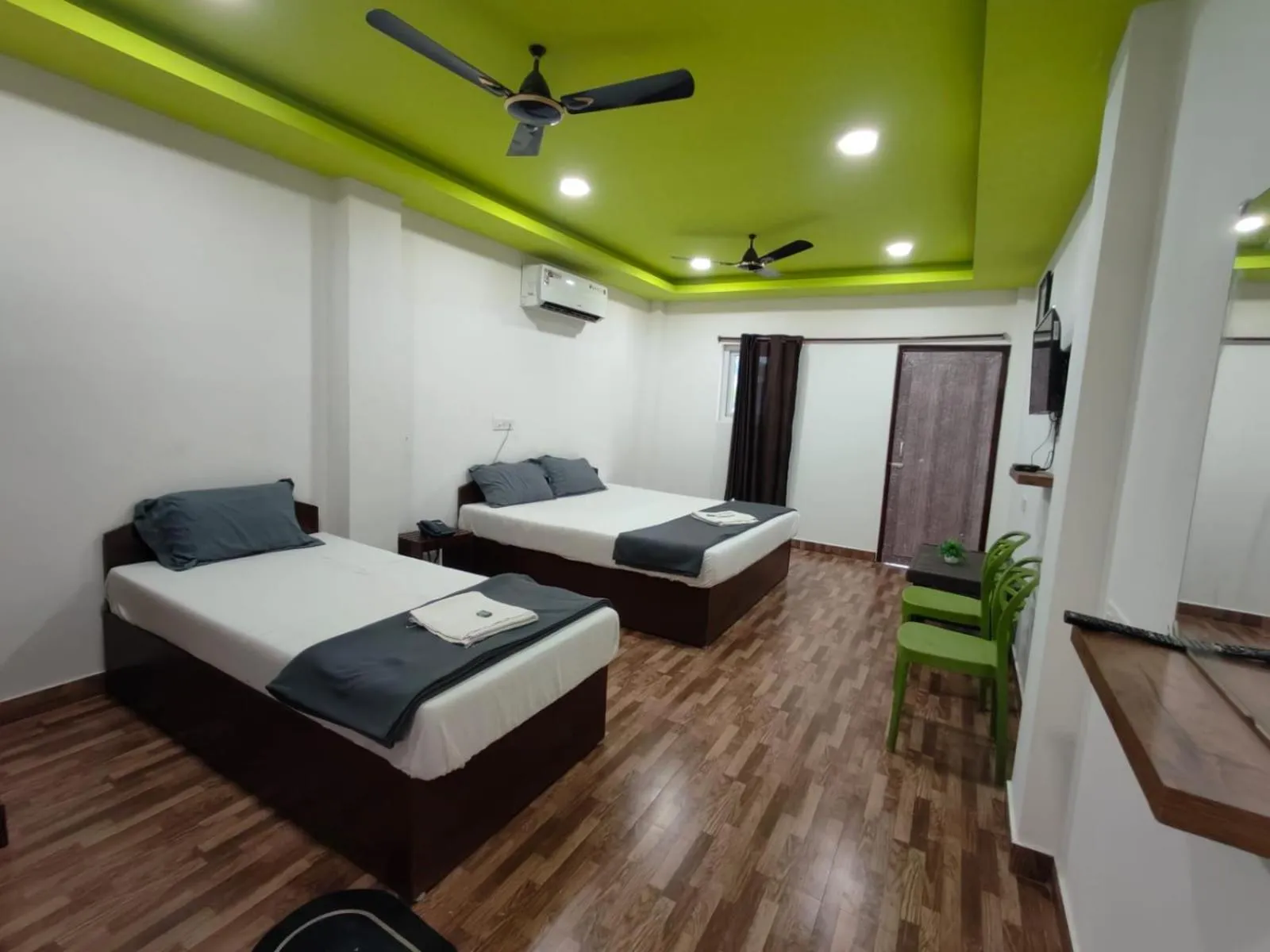 Photo of the whole room, Bed in Kalapani Nest