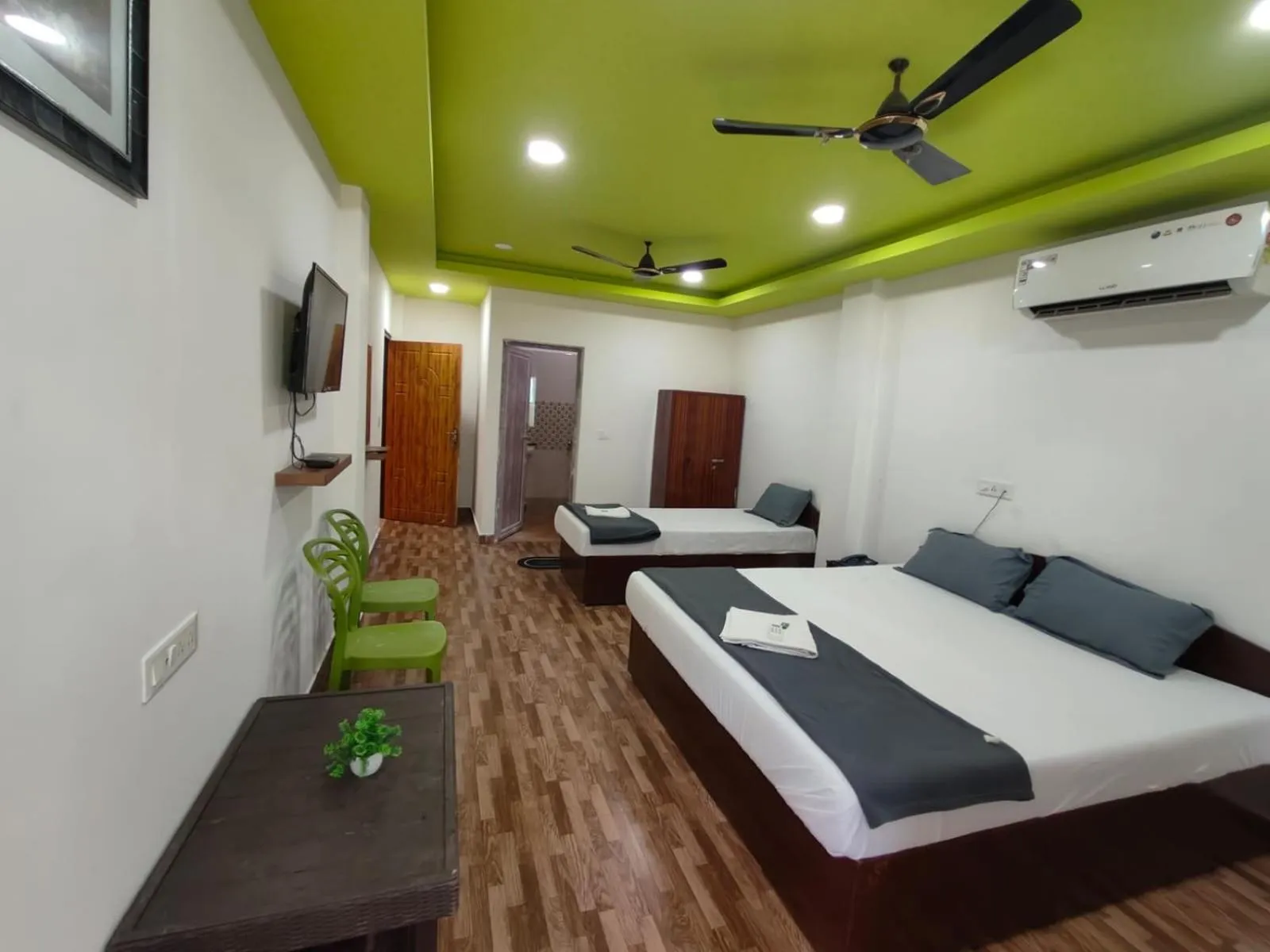 Photo of the whole room, Bed in Kalapani Nest