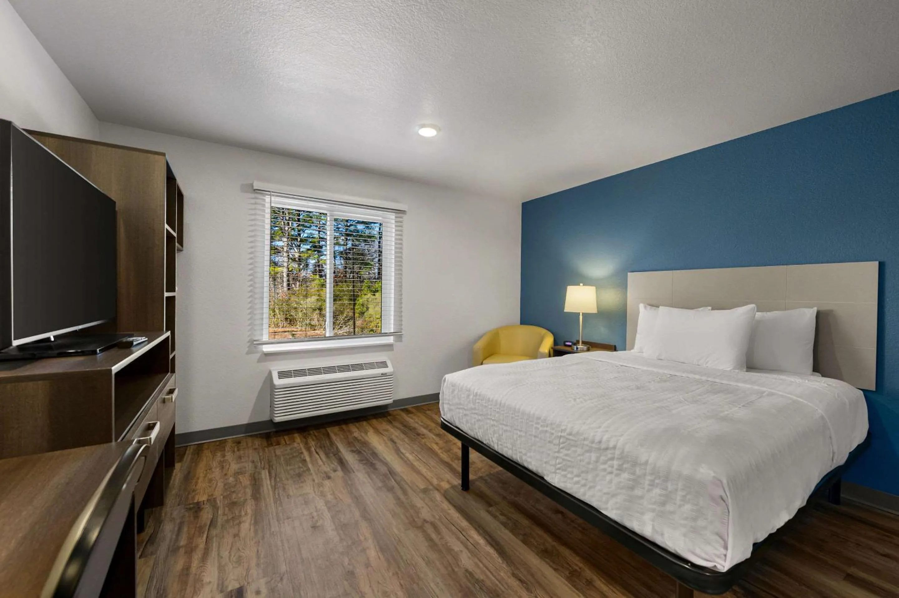 Bedroom, Bed in WoodSpring Suites Yorktown Newport News