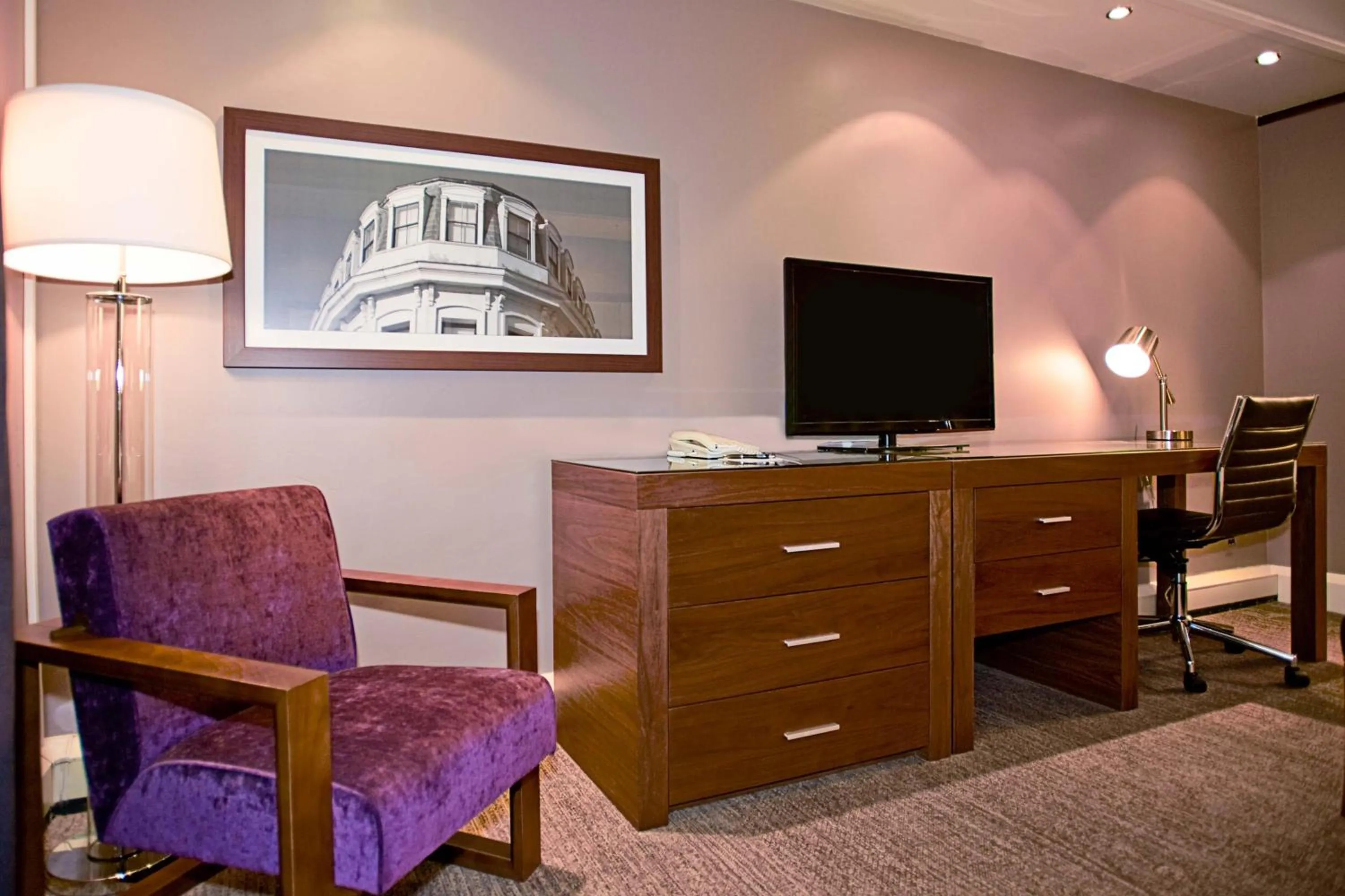 Photo of the whole room in Sandman Signature London Gatwick Hotel