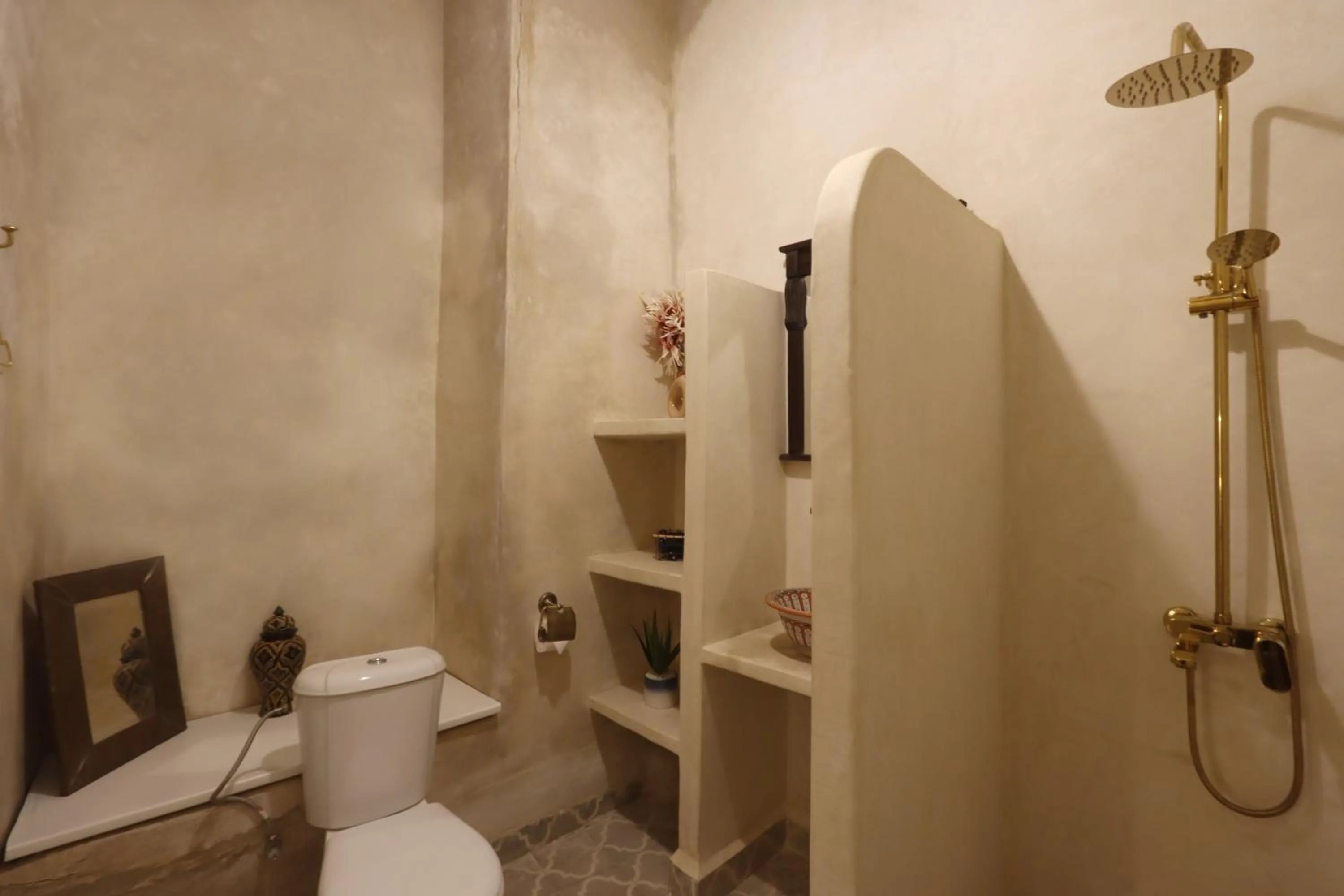 Toilet in Riad La Fayette Bed & Breakfast