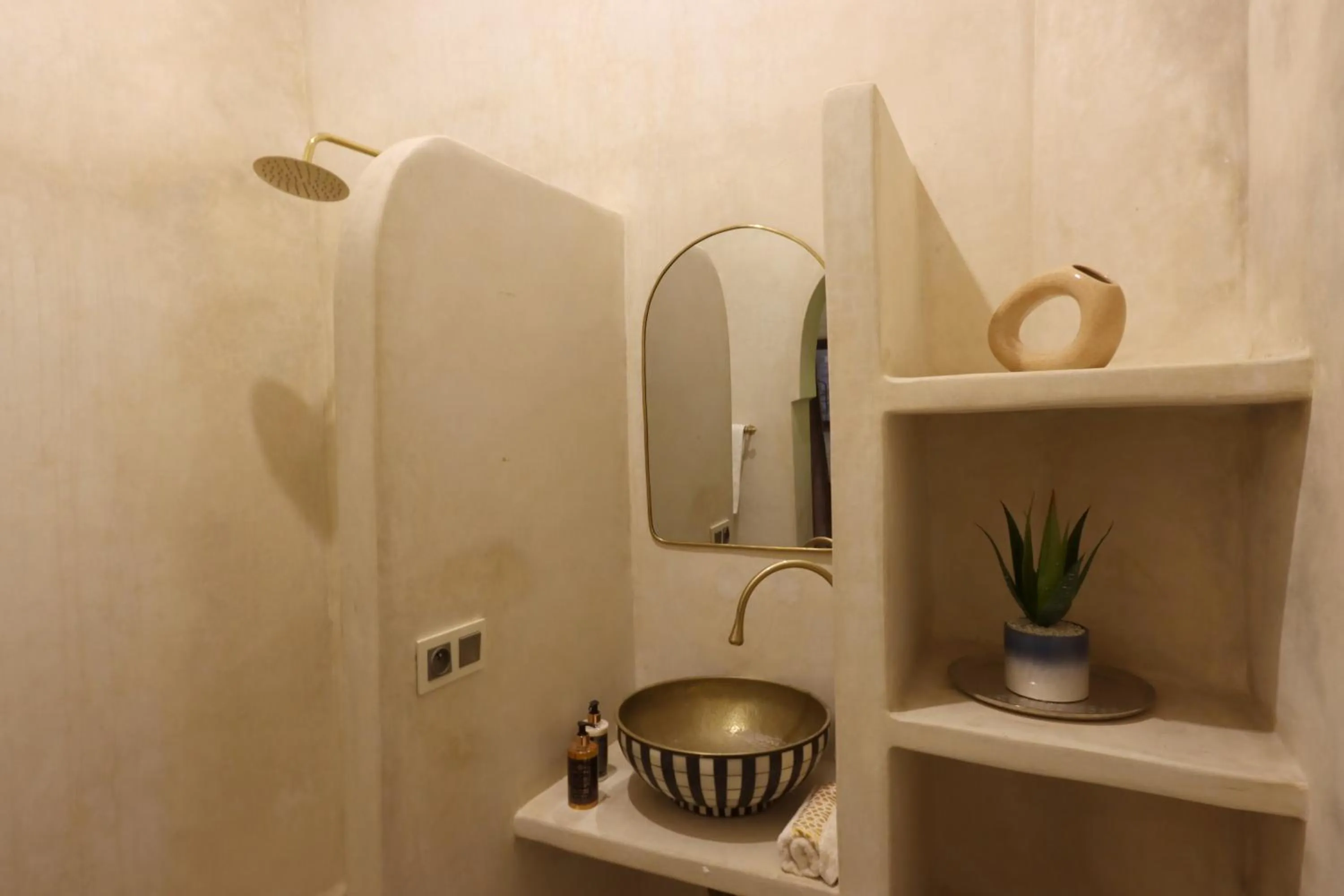 Shower in Riad La Fayette Bed & Breakfast