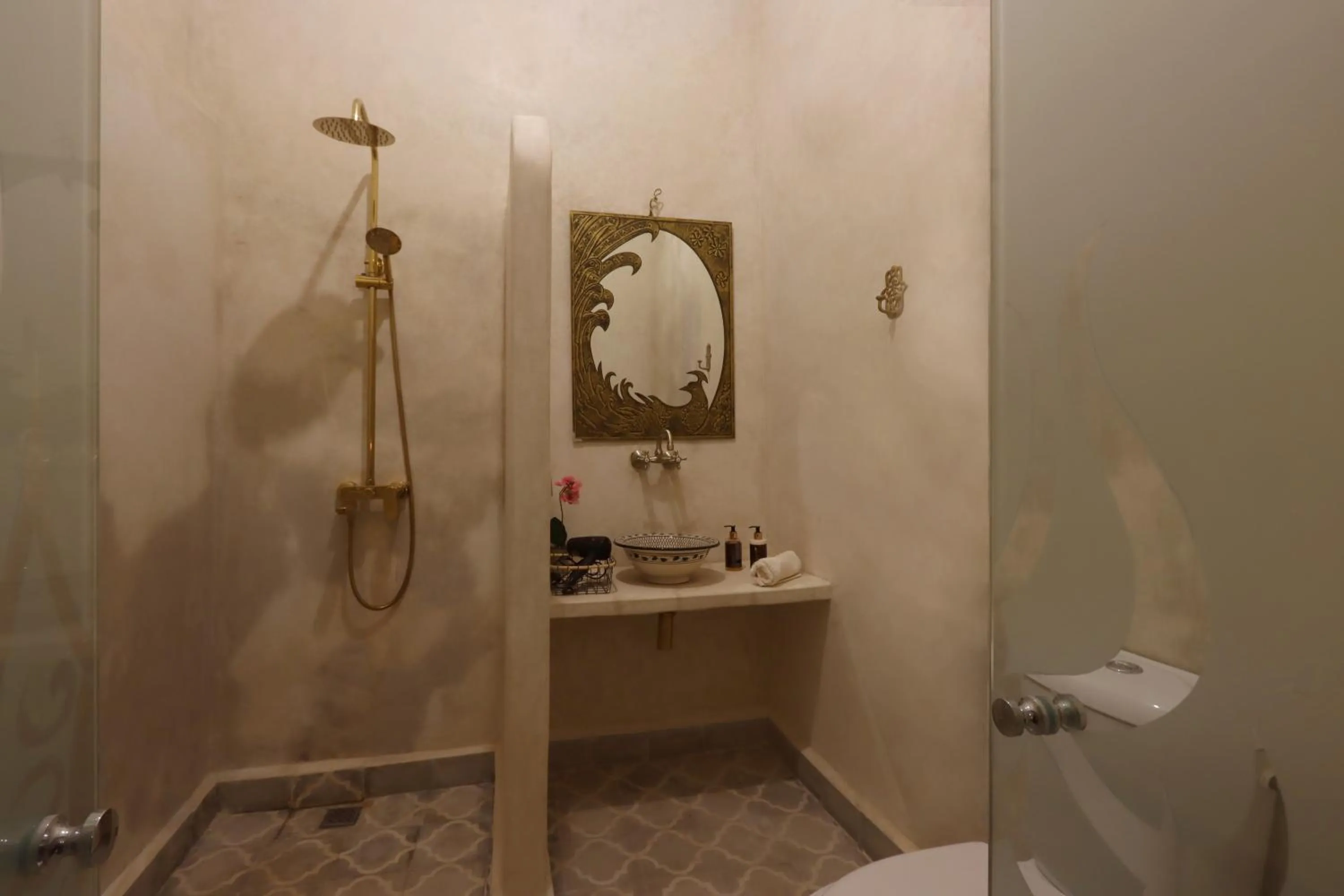 Shower in Riad La Fayette Bed & Breakfast