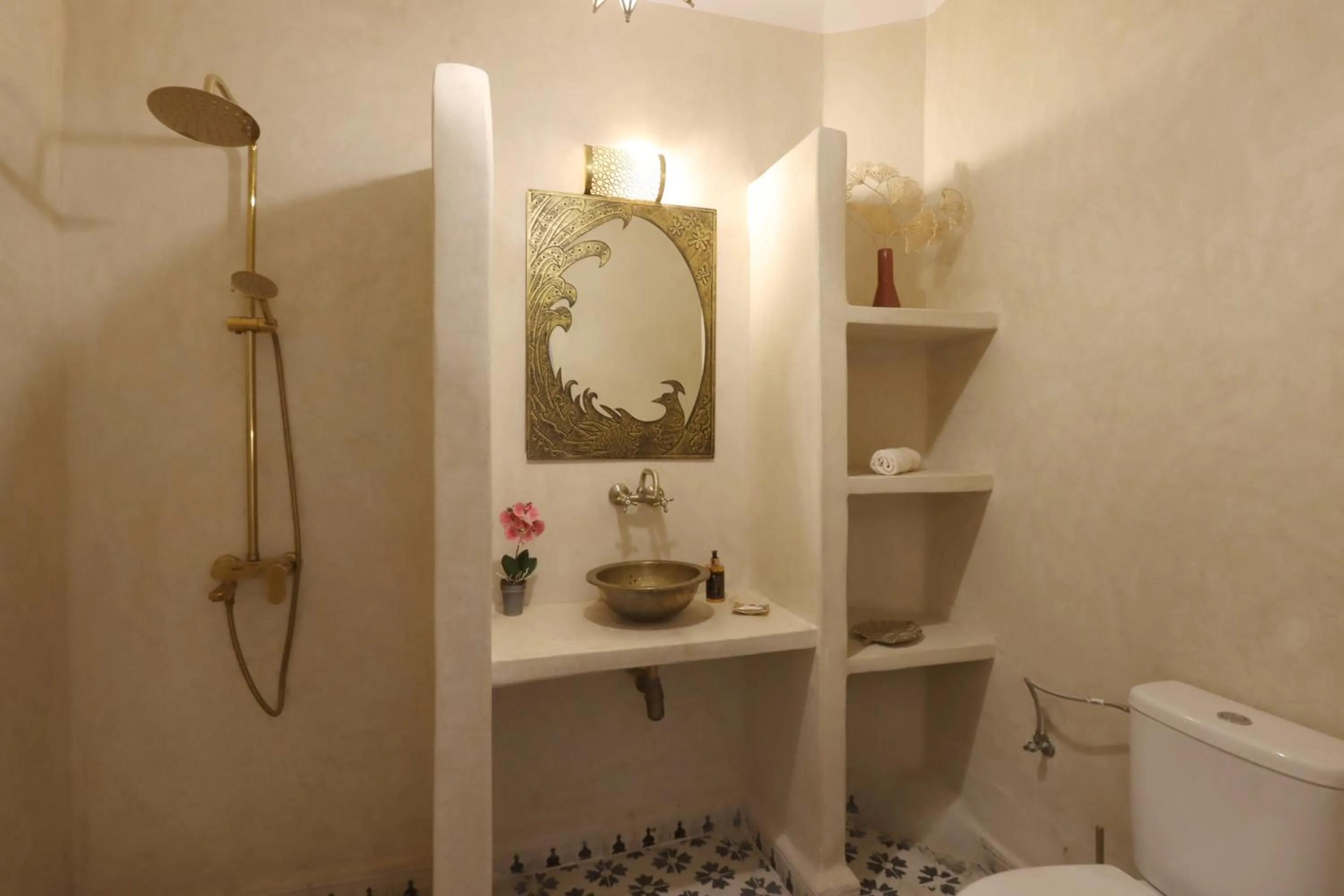 Shower in Riad La Fayette Bed & Breakfast