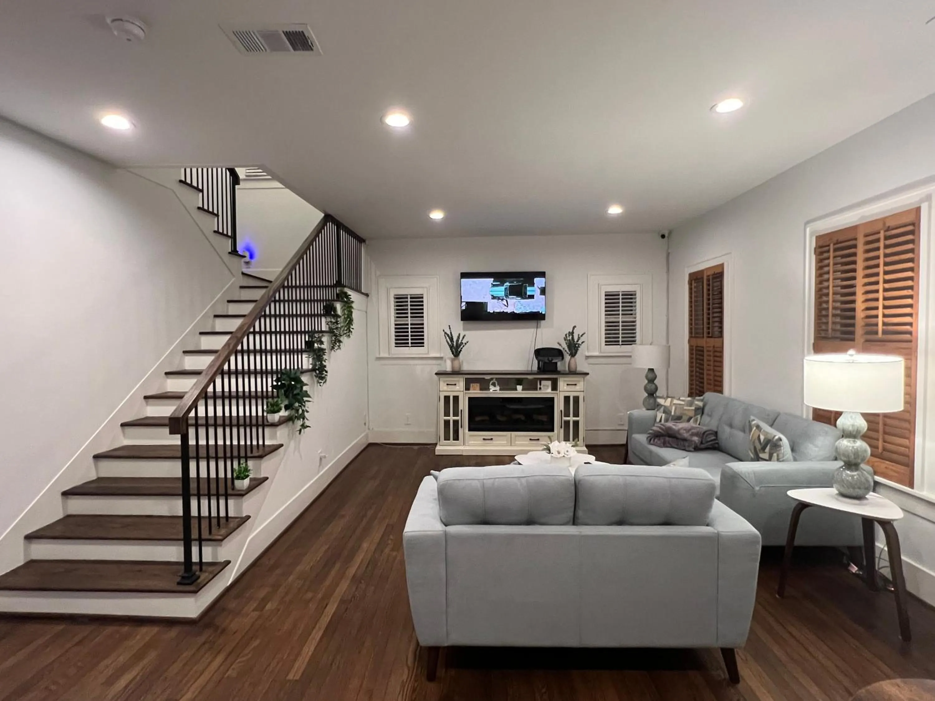 Communal lounge/ TV room in MyCrib Houston Hostel