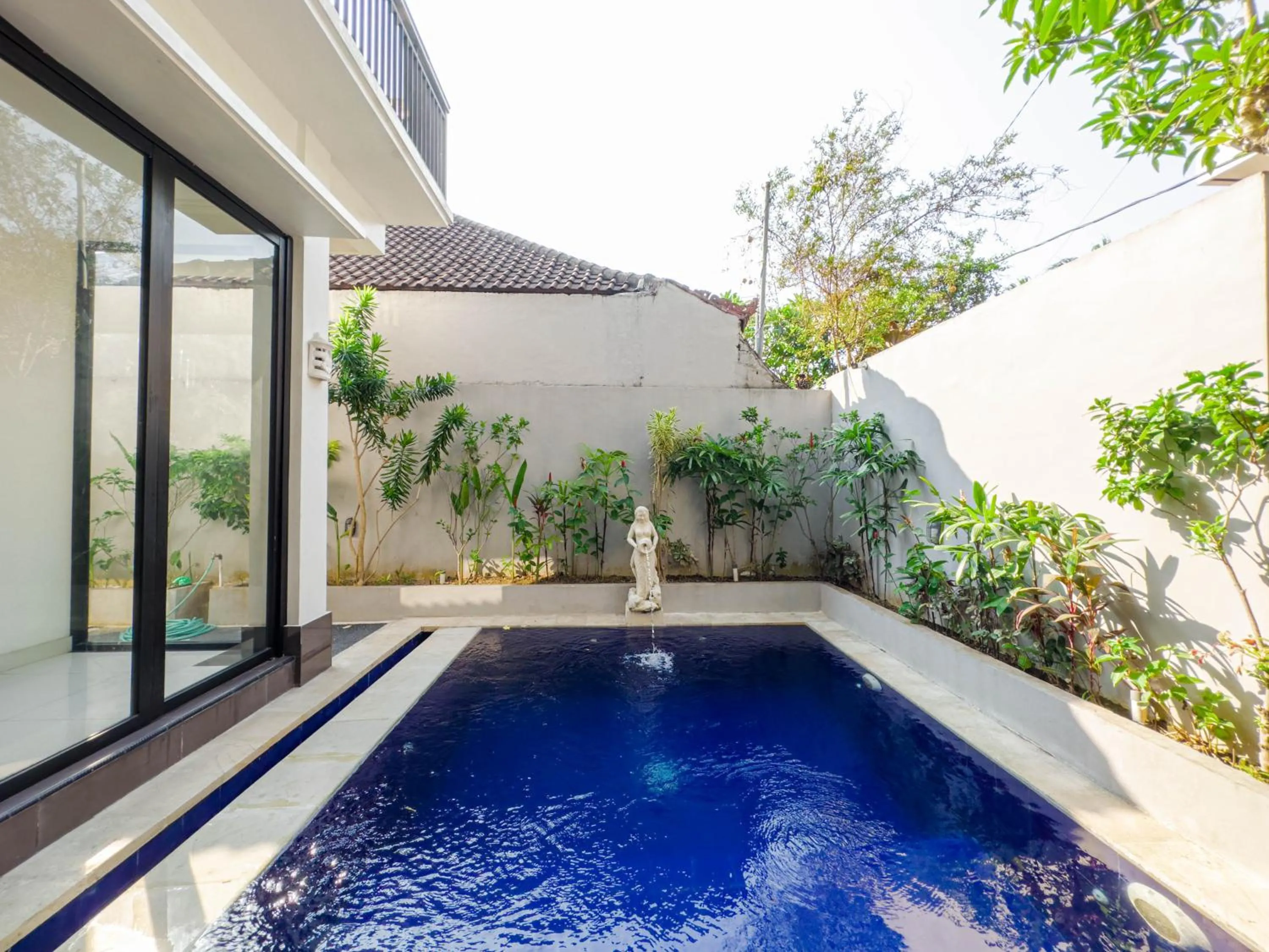 Swimming pool in Moai House