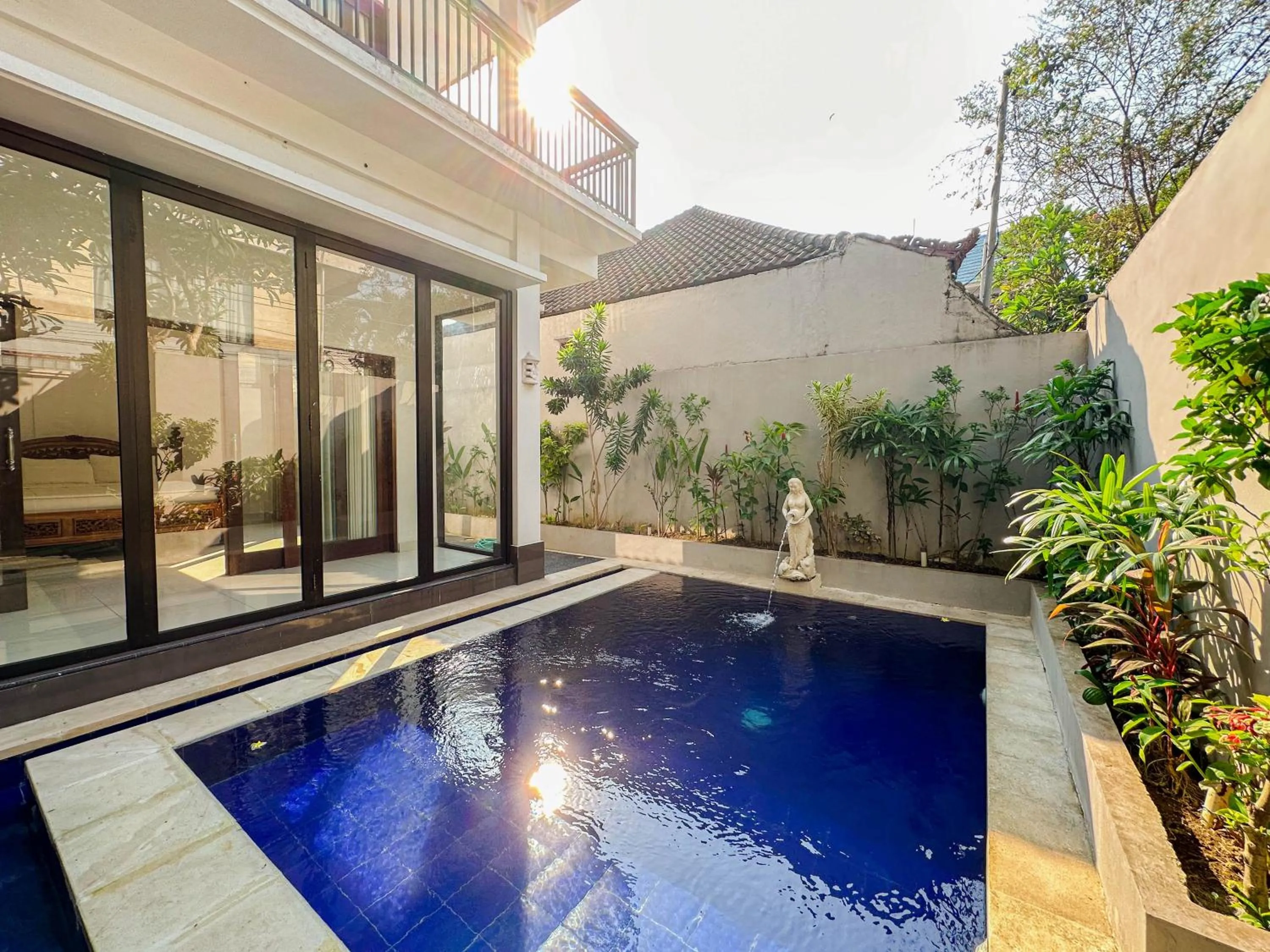 Swimming pool in Moai House