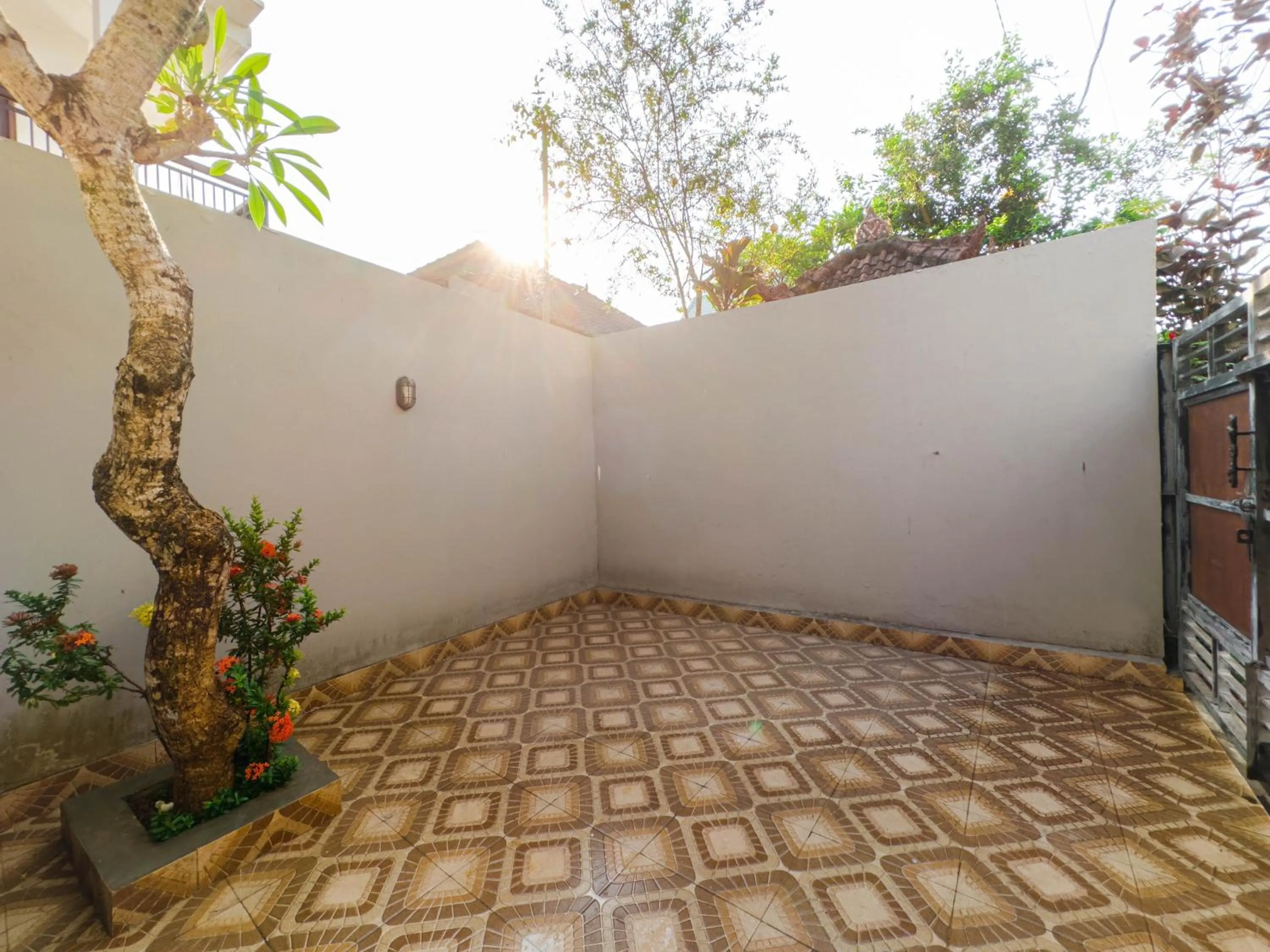 Parking in Moai House