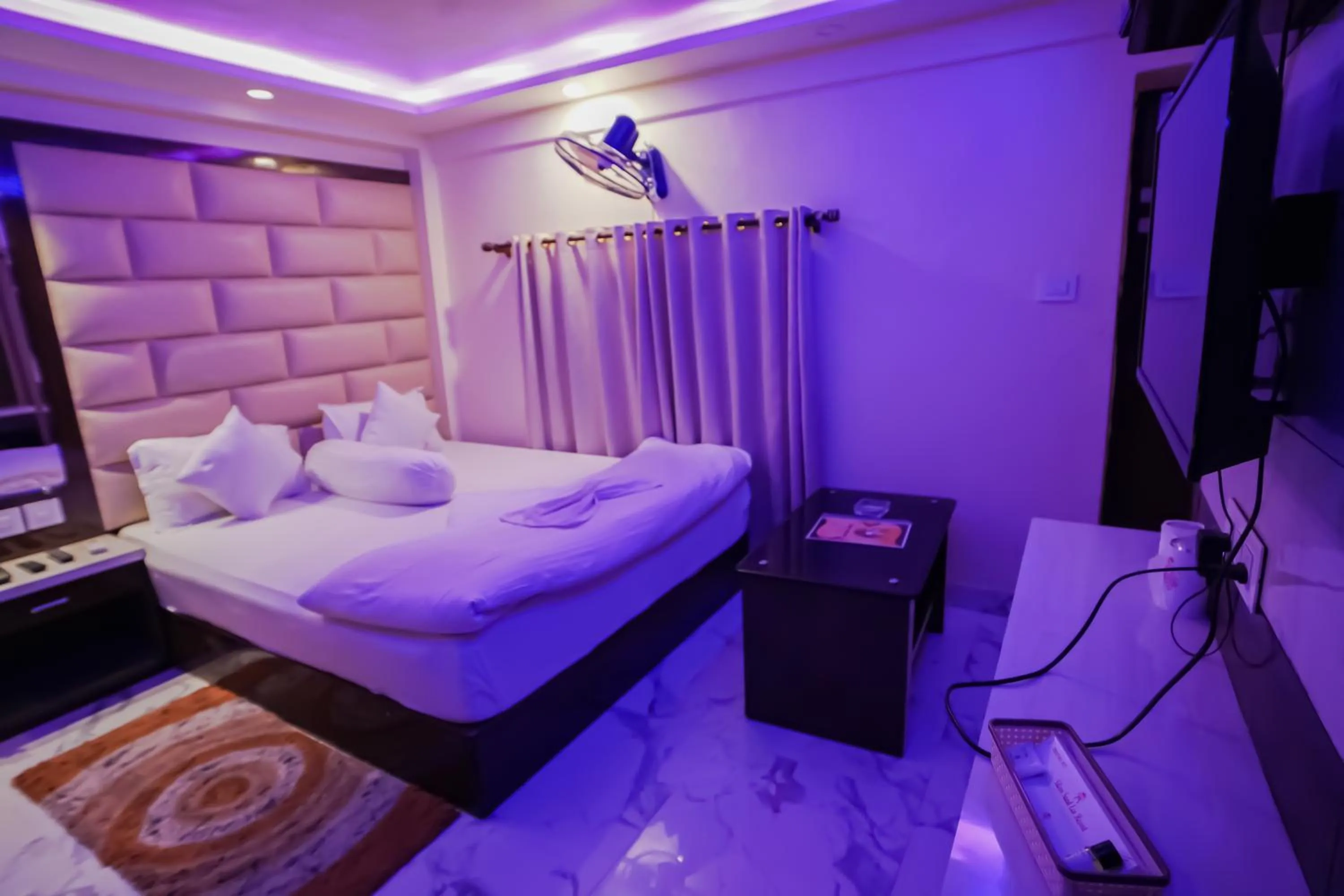 Communal lounge/ TV room, Bed in Silver Sand Eco Resort !! Beachfront !!