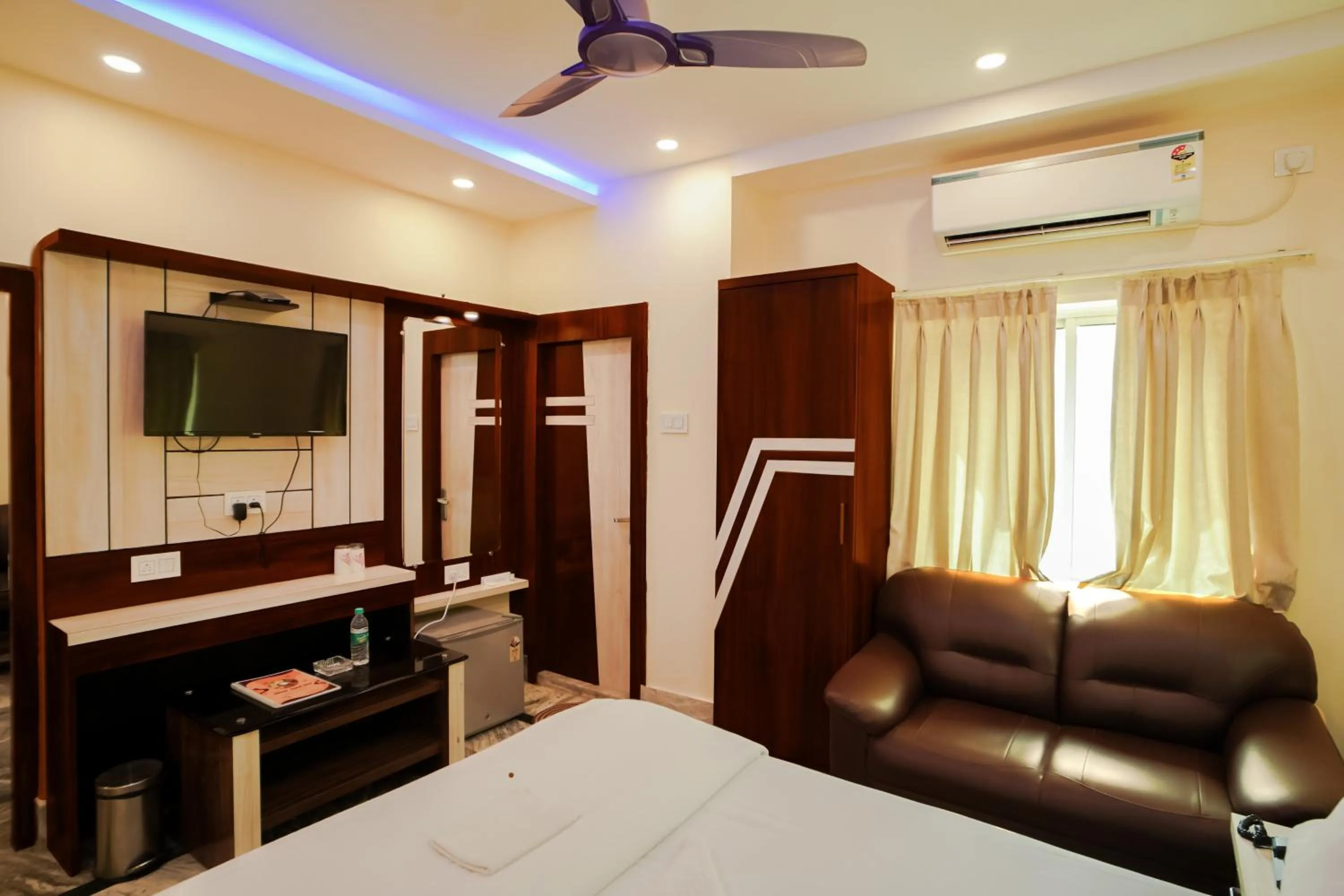 Communal lounge/ TV room, Bed in Silver Sand Eco Resort !! Beachfront !!