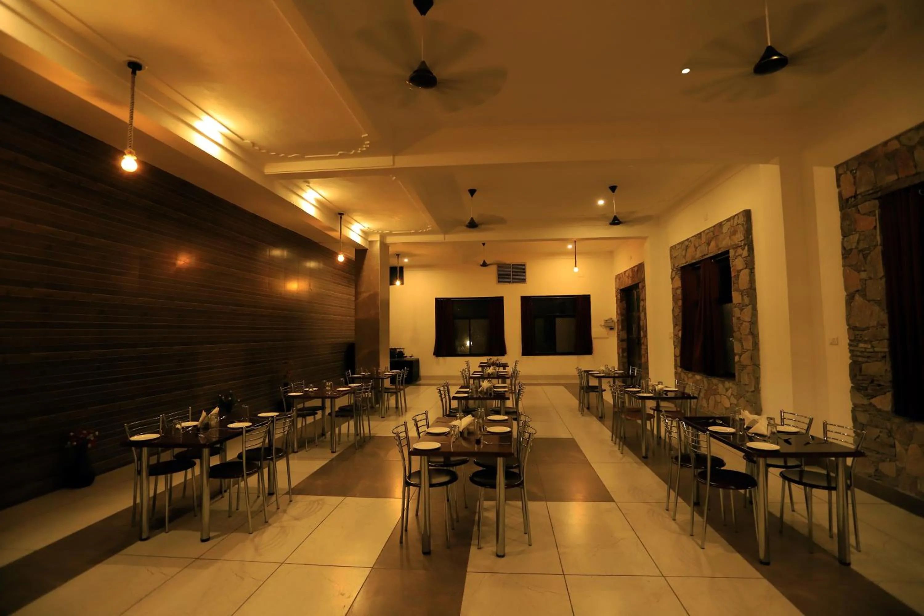 Restaurant/places to eat in Riviera Madaar Resort