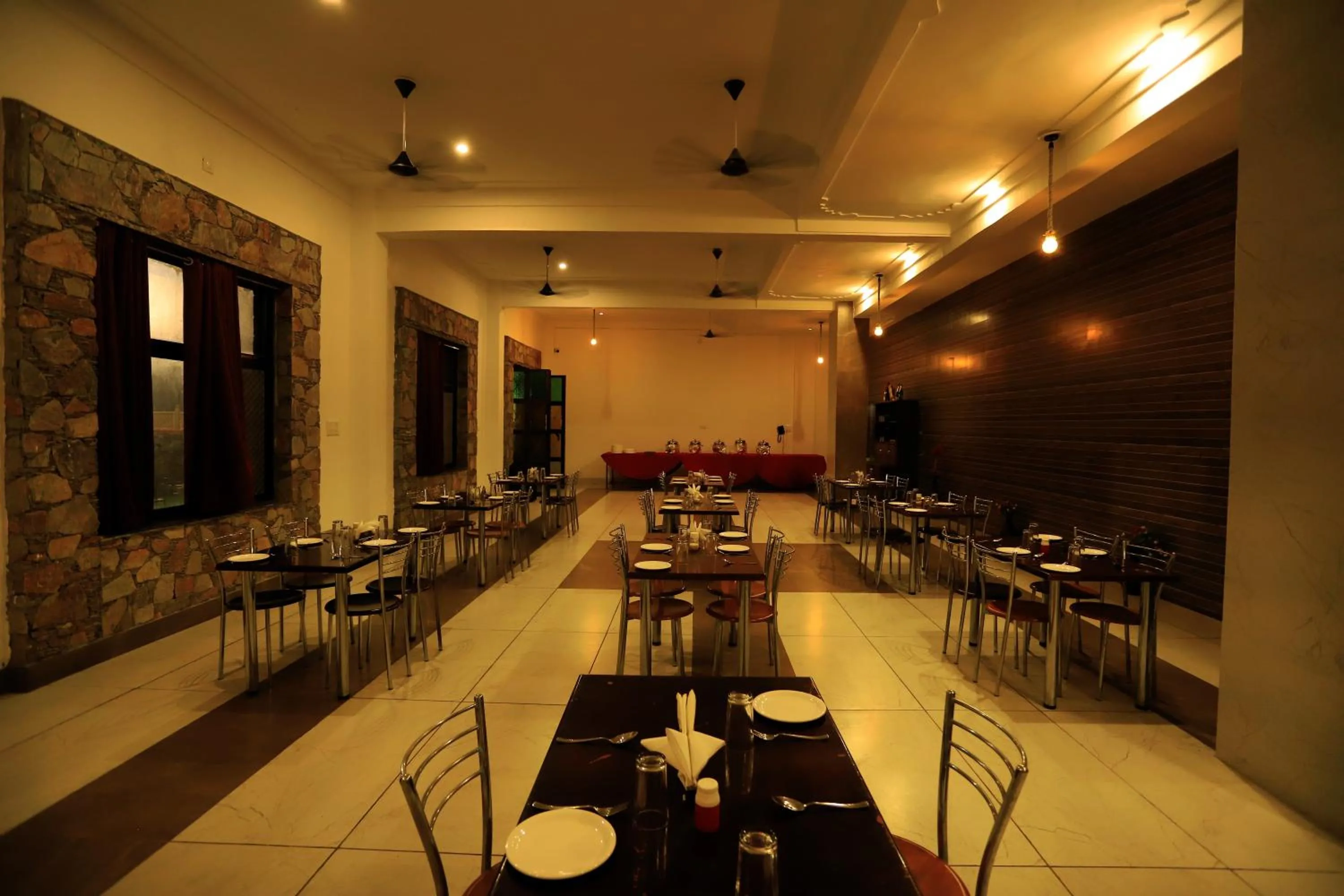 Restaurant/places to eat in Riviera Madaar Resort