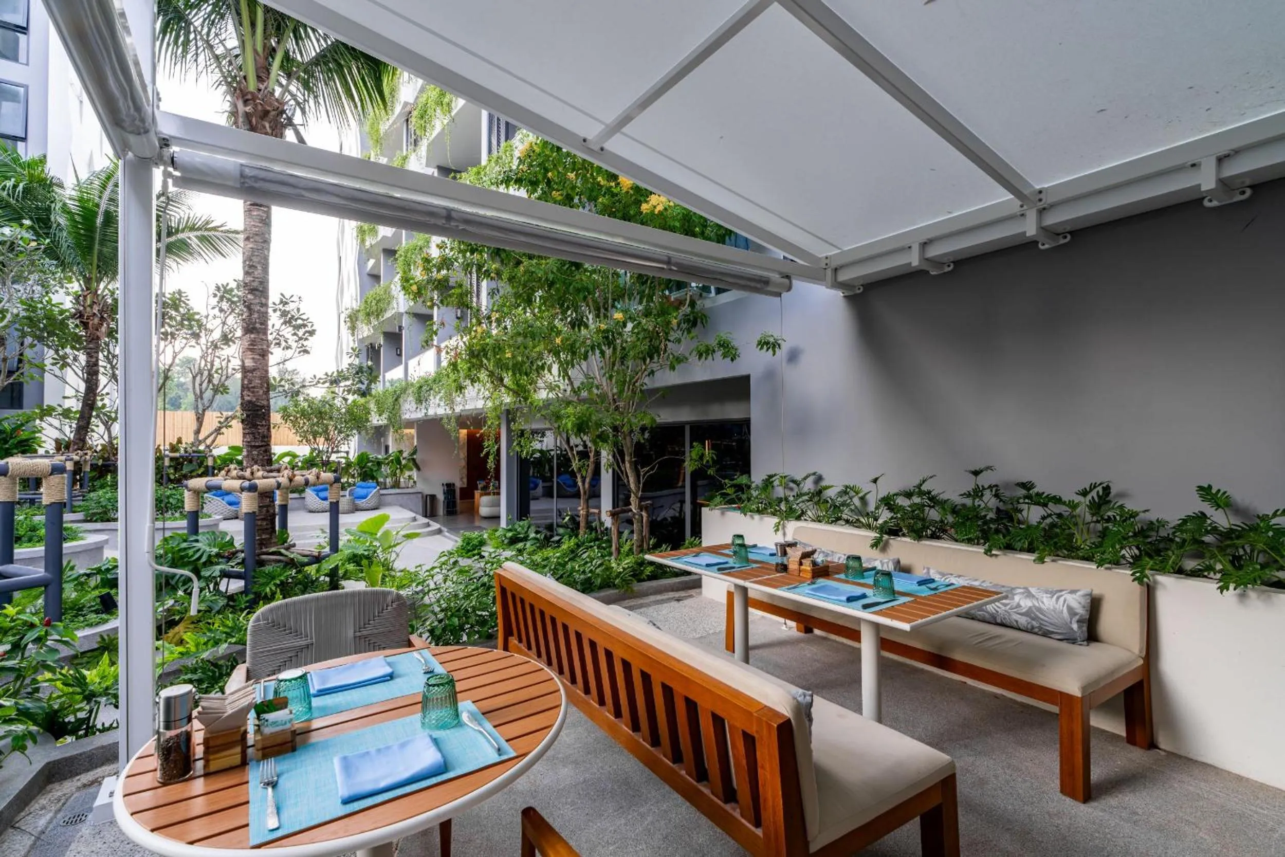 Restaurant/places to eat in La Green Hotel and Residence