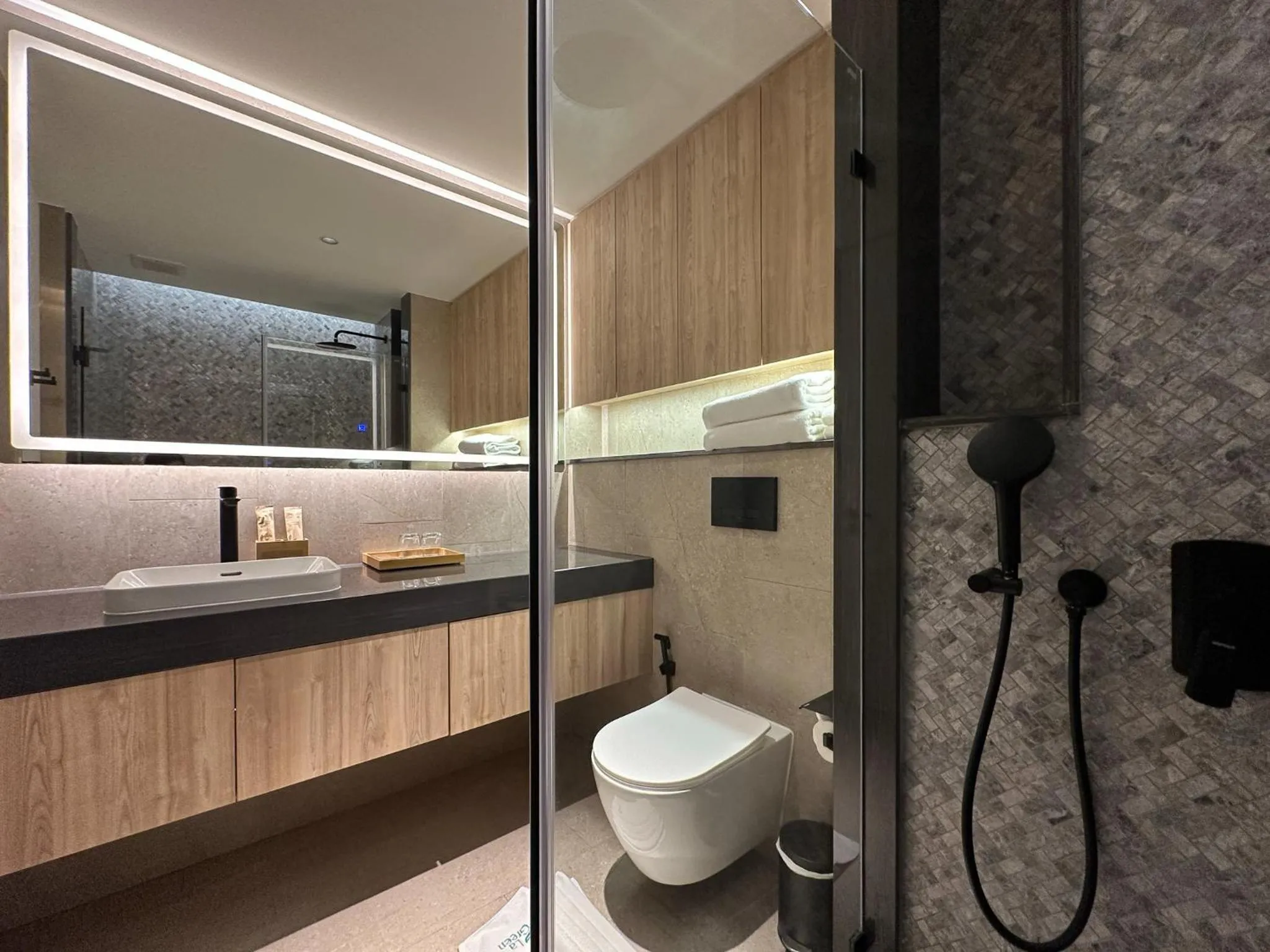 Shower in La Green Hotel and Residence