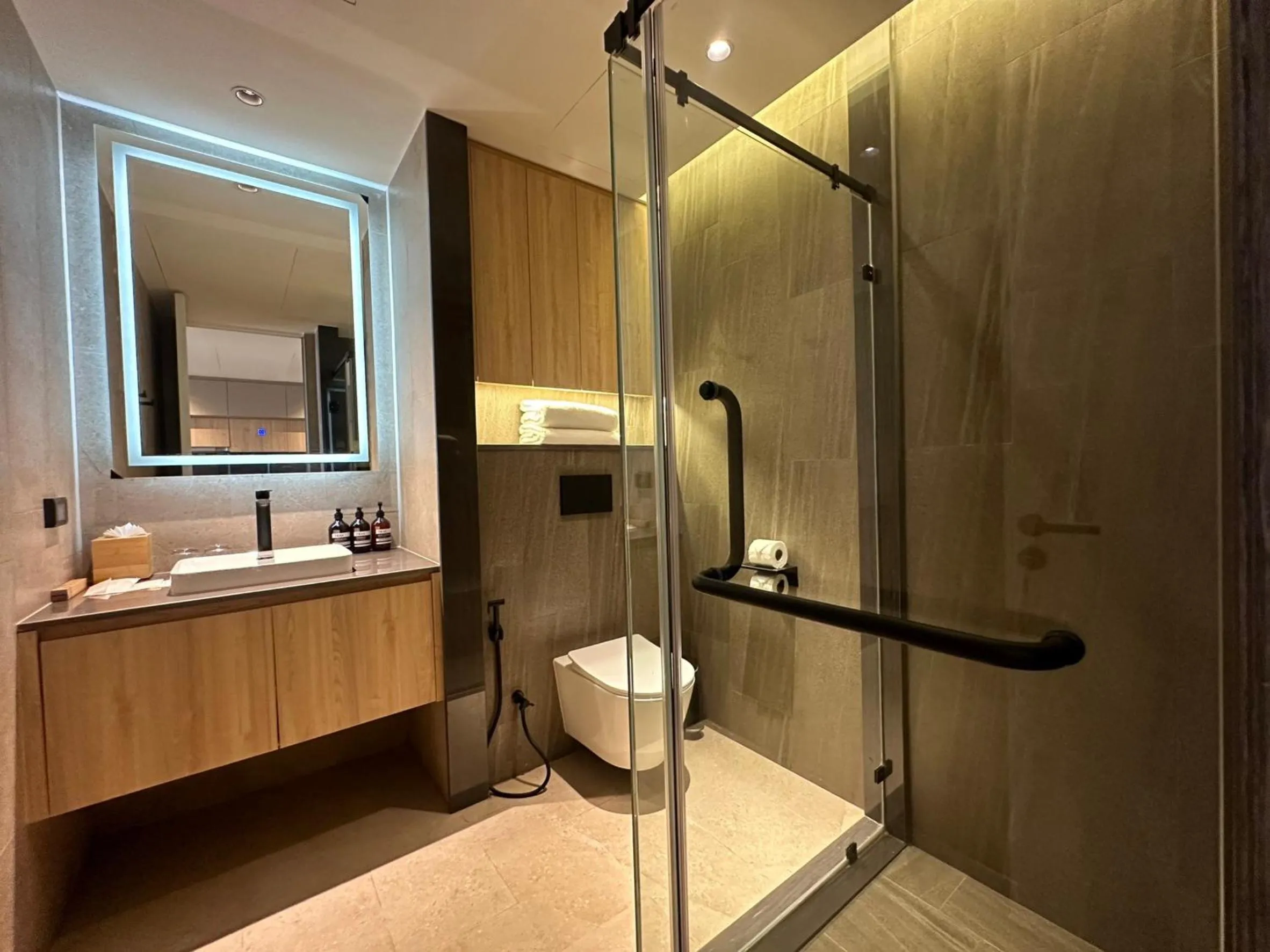 Shower in La Green Hotel and Residence