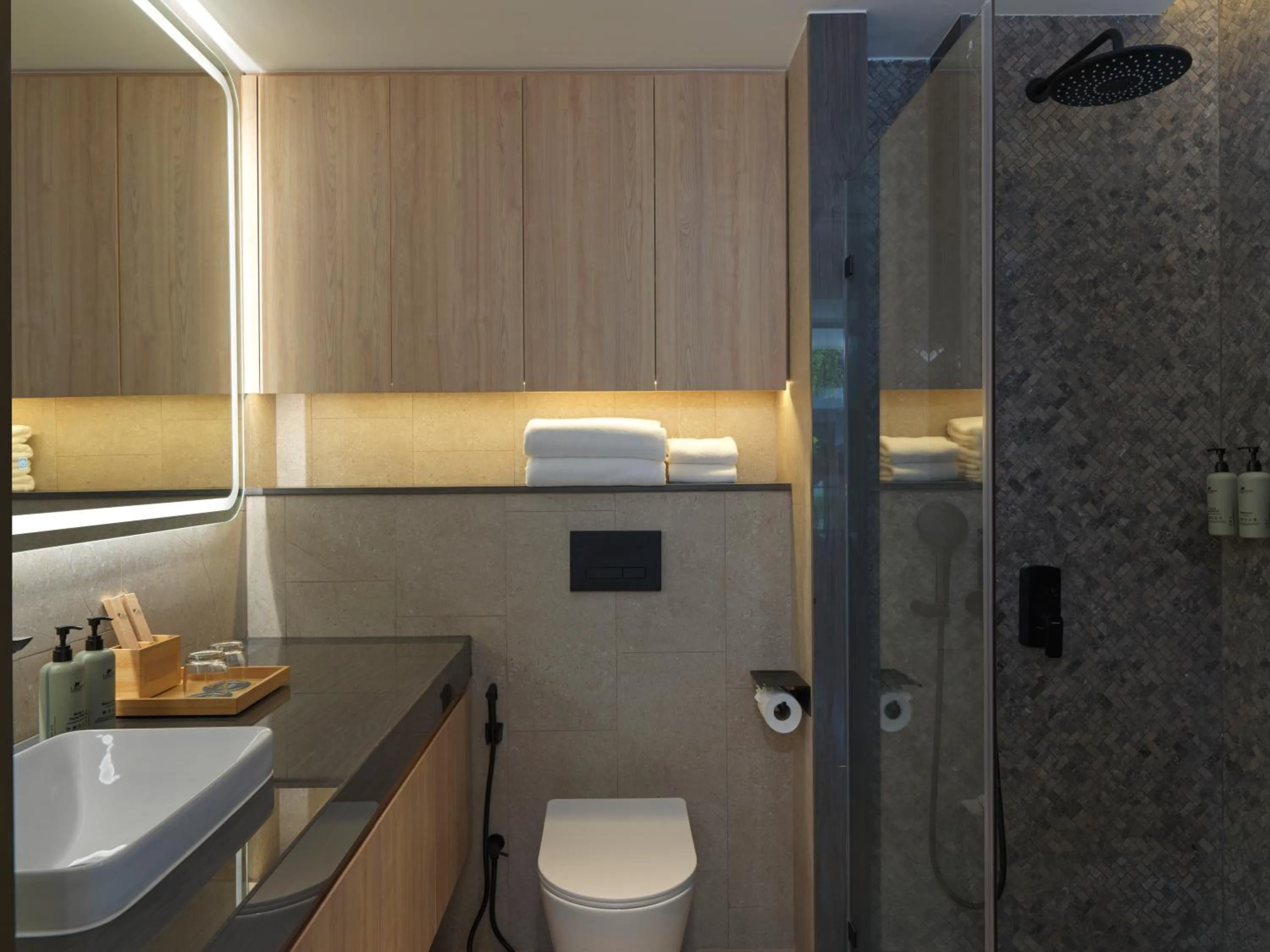 Shower in La Green Hotel and Residence