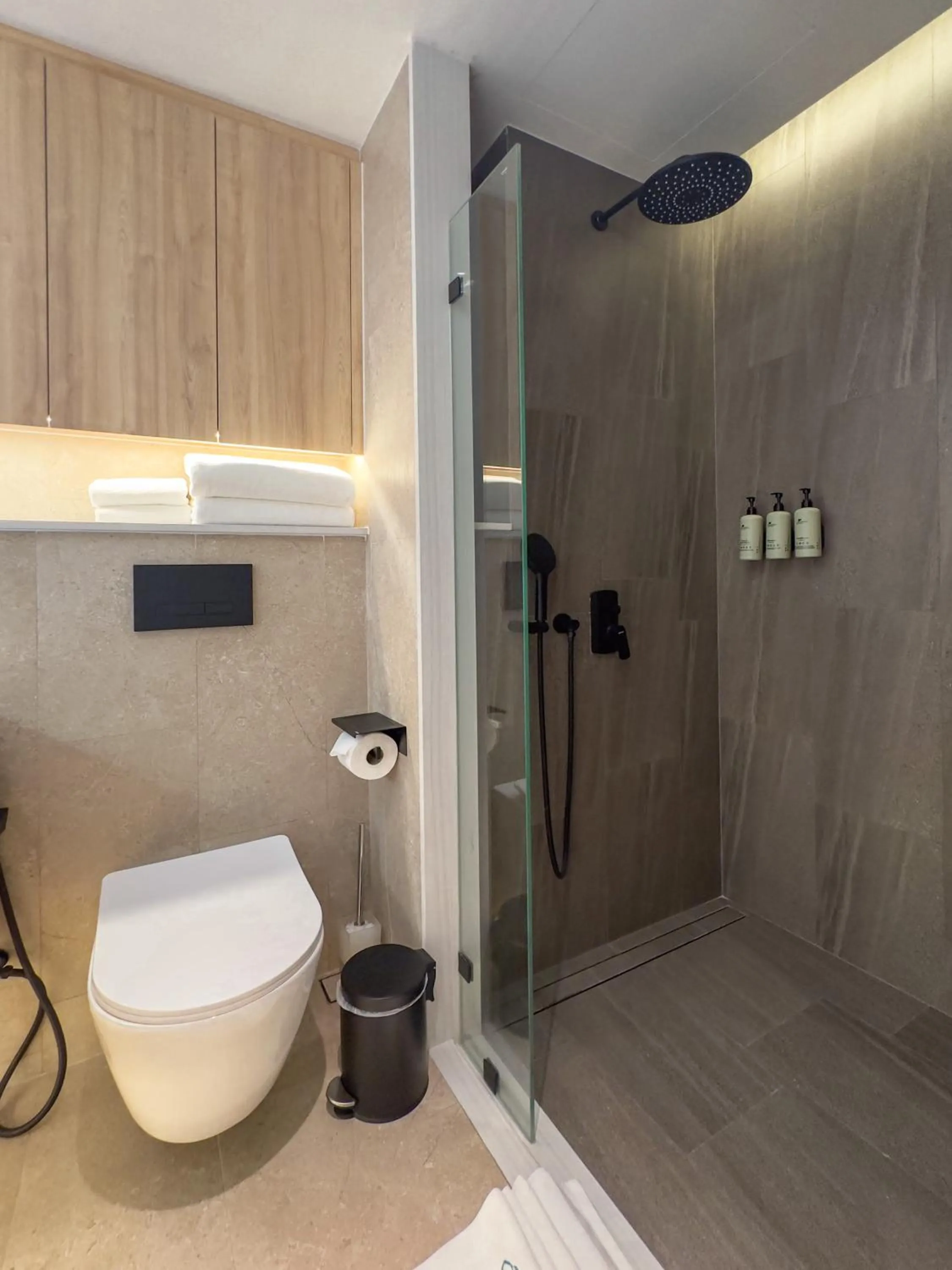 Shower in La Green Hotel and Residence