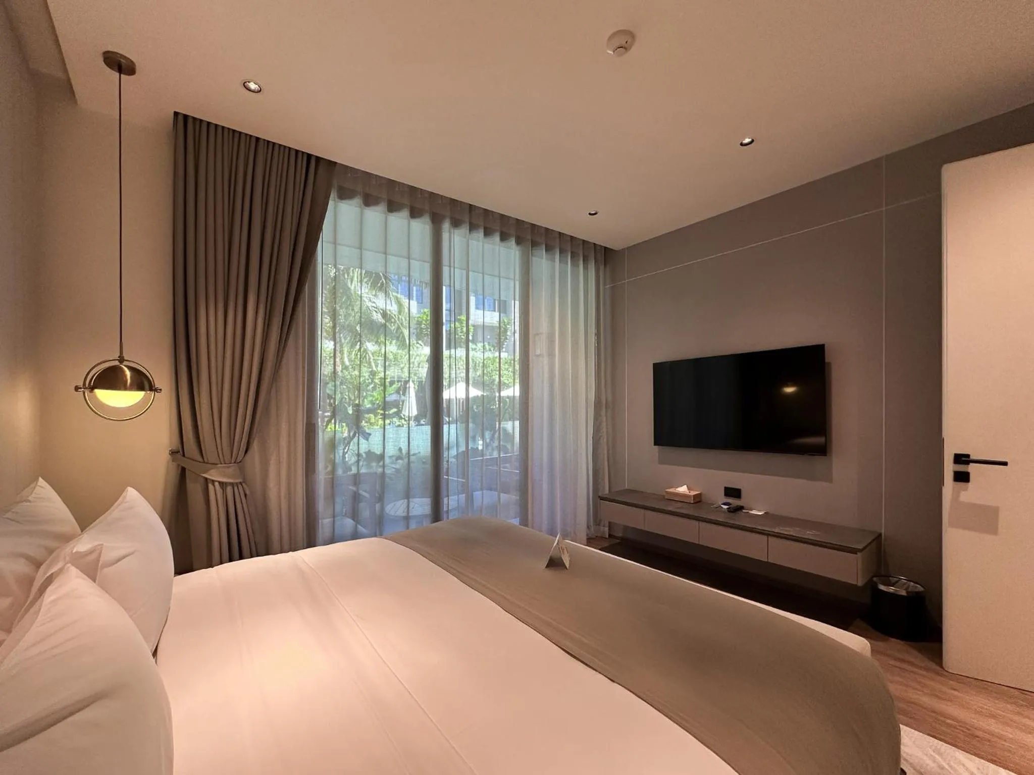 Bed in La Green Hotel and Residence