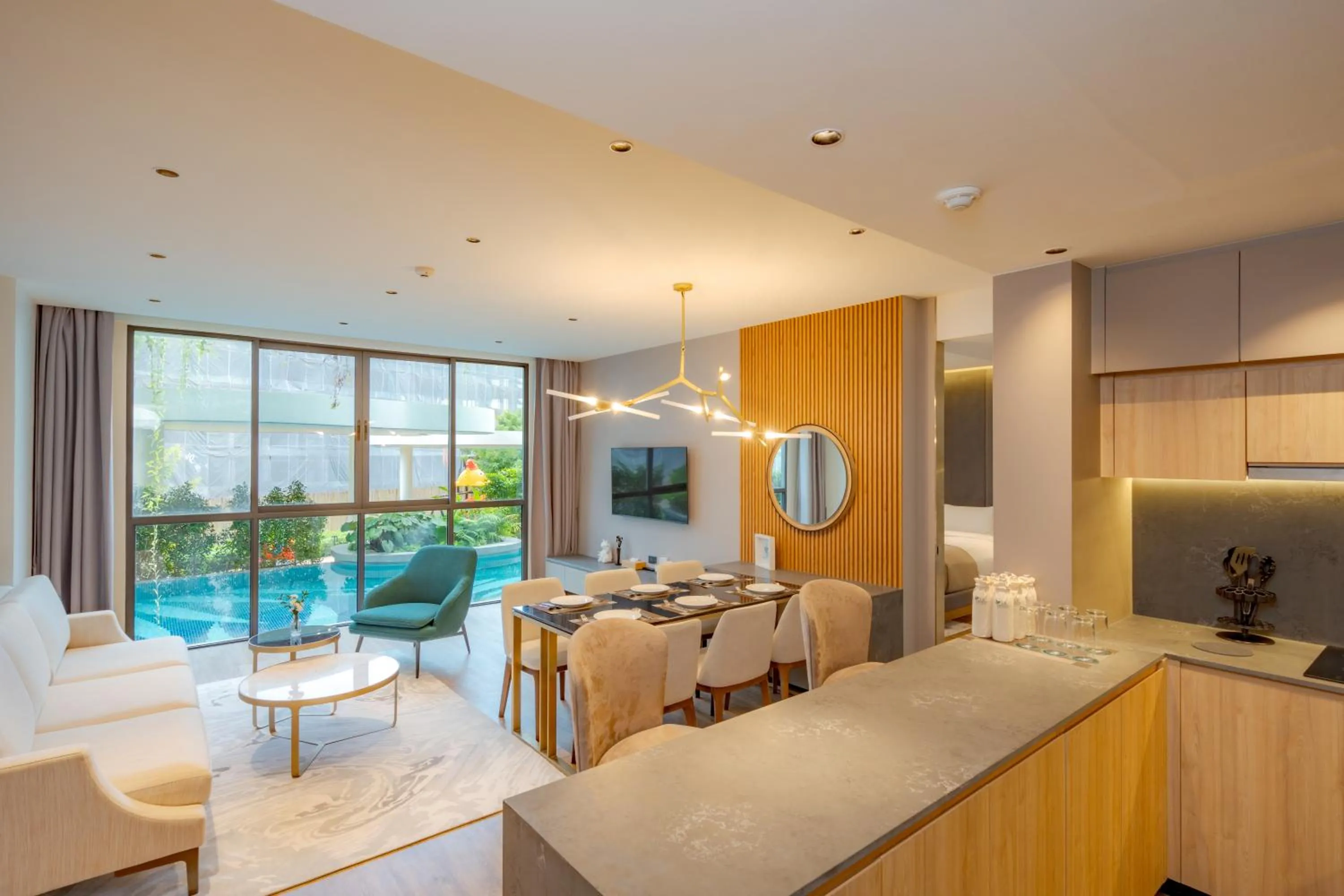 TV and multimedia in La Green Hotel and Residence