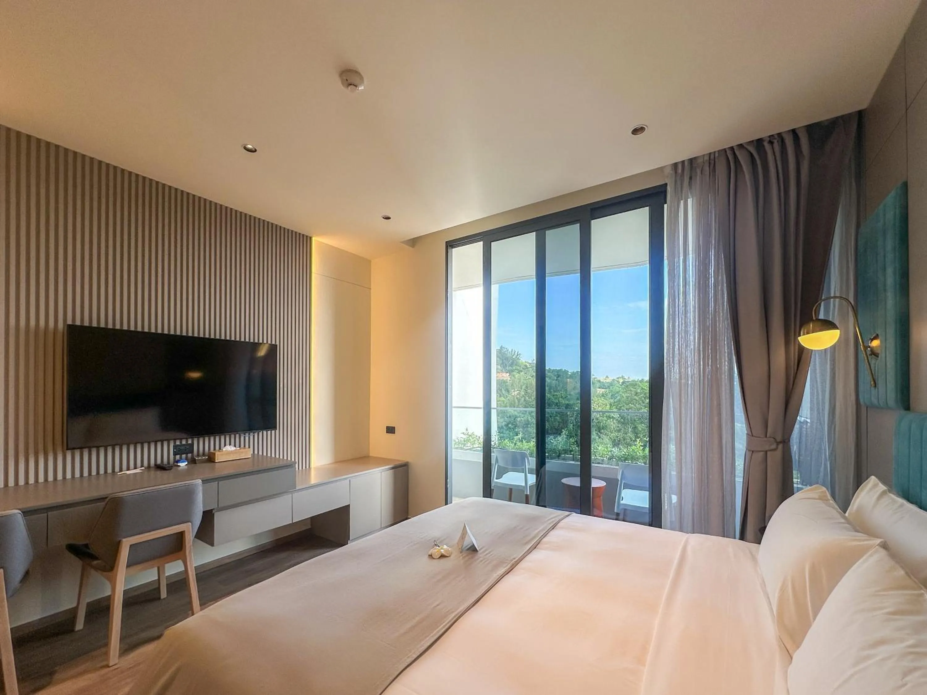 Bed in La Green Hotel and Residence